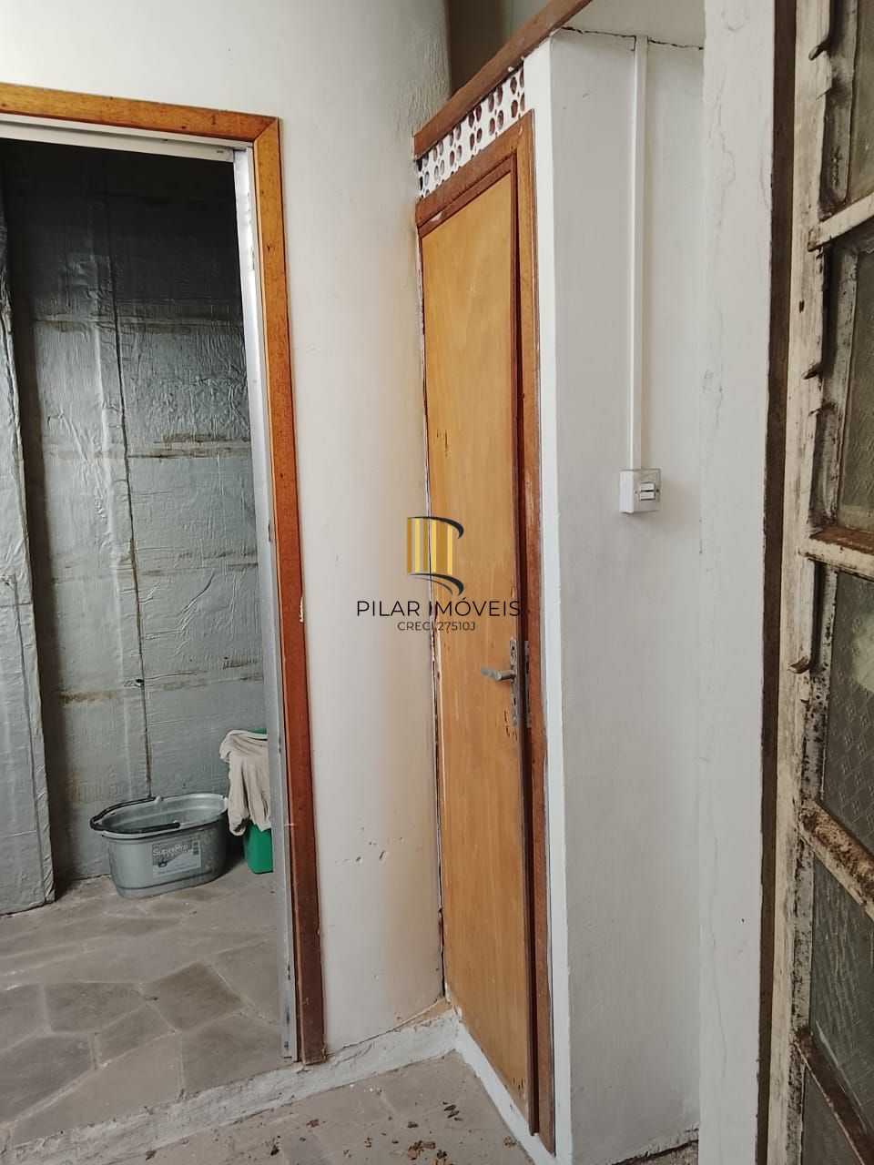 Prédio na Duque de Caxias, desocupado espaço amplo. Preço atrativo.