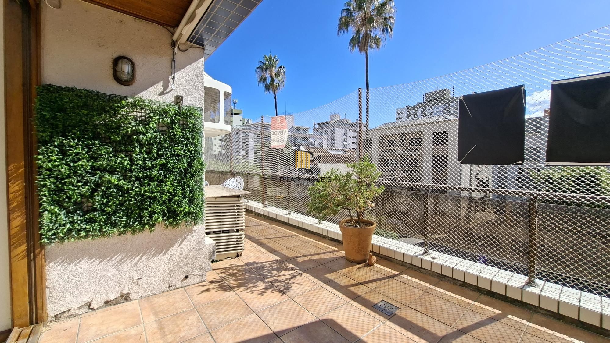 Apartamento com sacada e suite