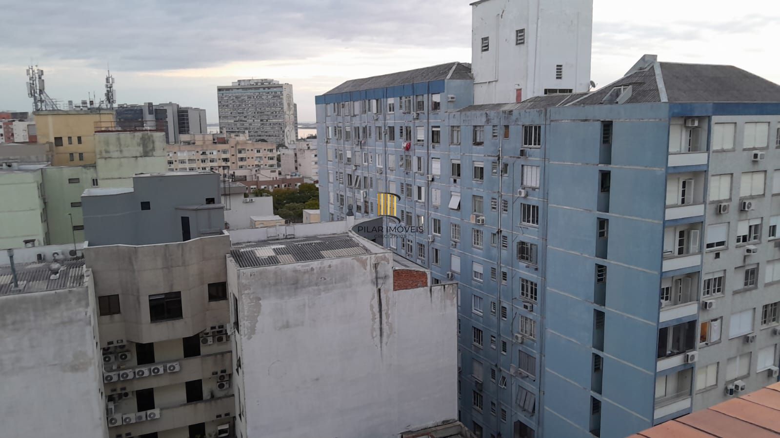 Excelente e amplo apartamento 2D desocupado na Cidade Baixa, Porto Alegre, Preço Atrativo.