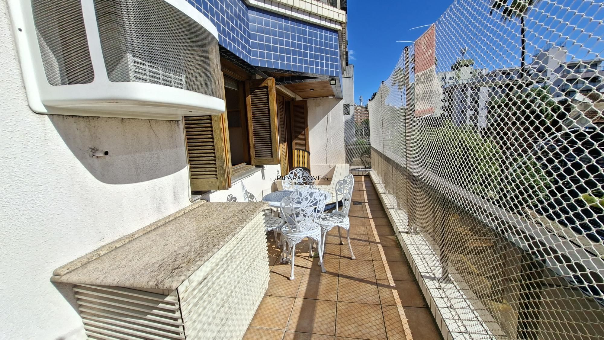 Apartamento com sacada e suite