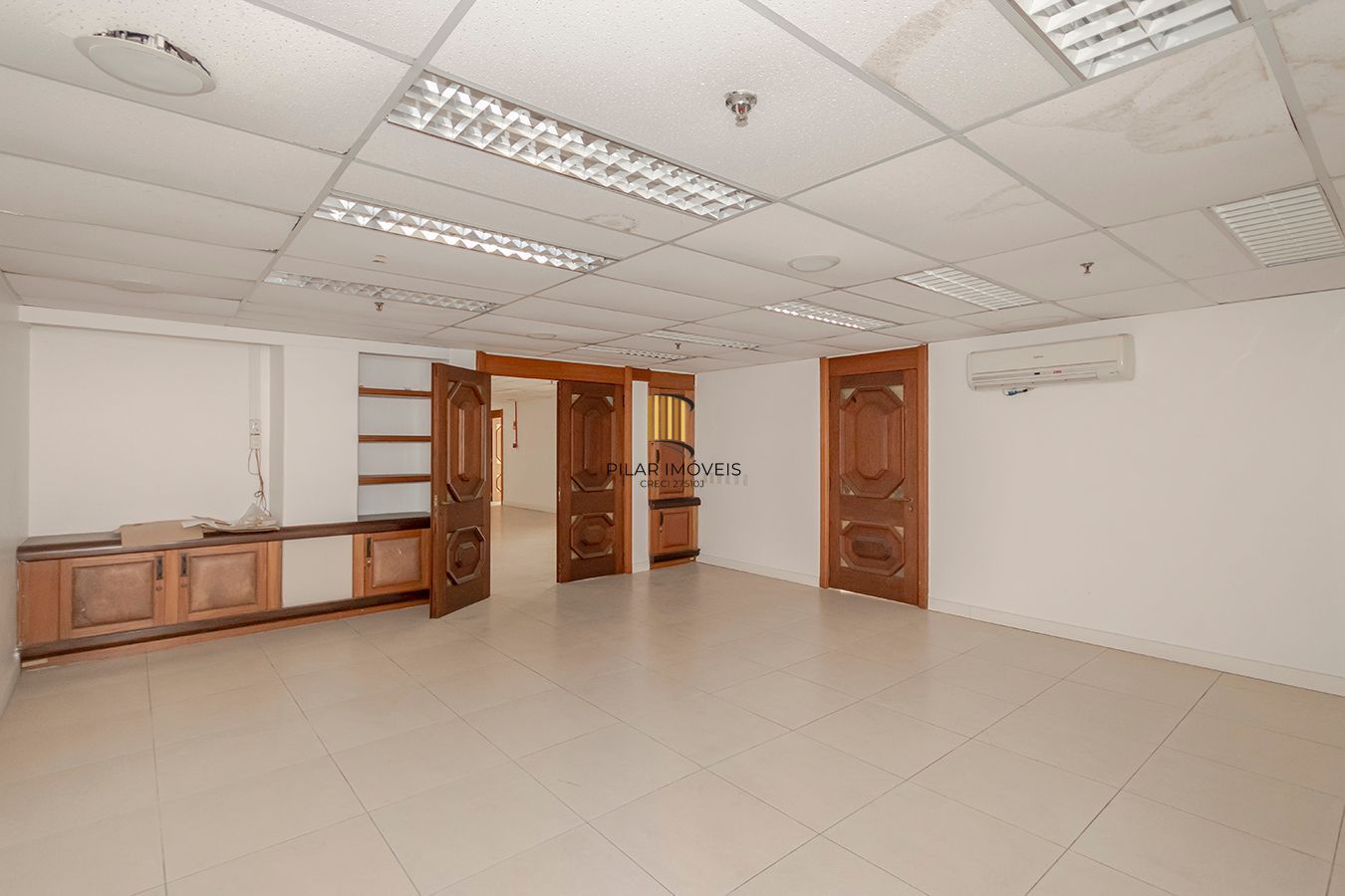 Conjunto Comercial, meio andar inteiro com várias salas e salão!