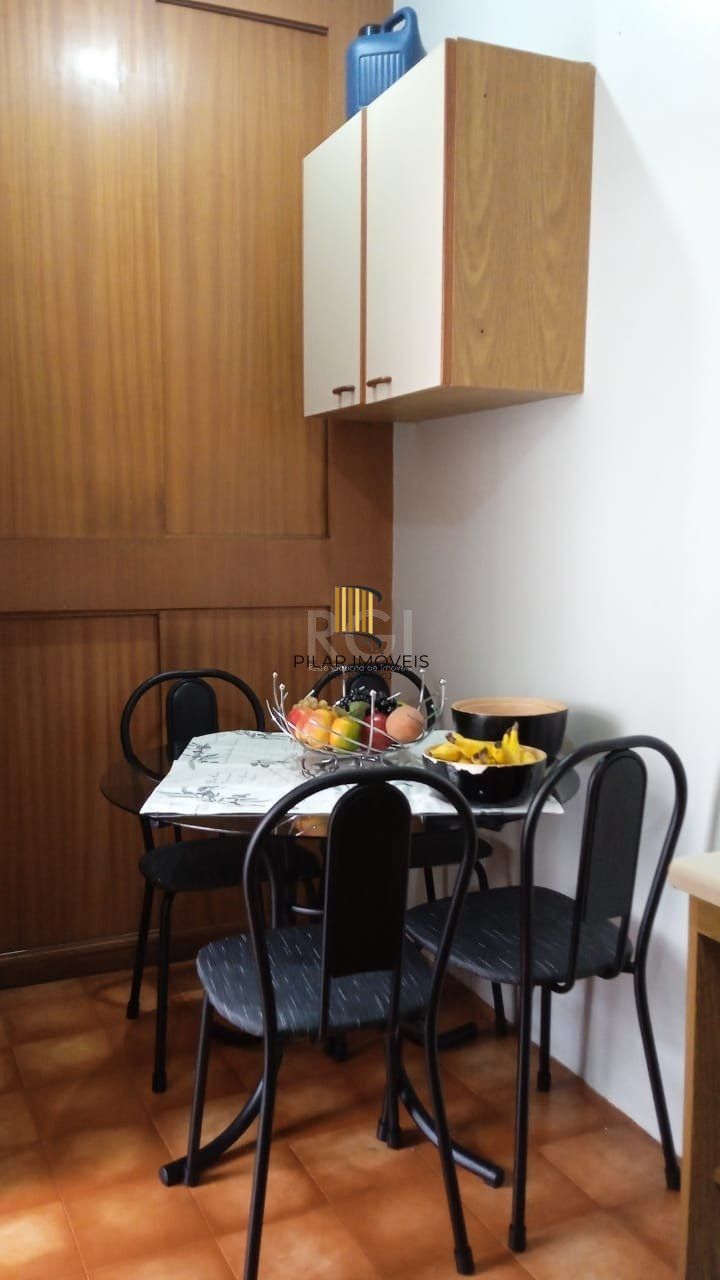 Apartamento com 2 dormitórios ,WC auxiliar, Semi - Mobiliado, Cidade Baixa.