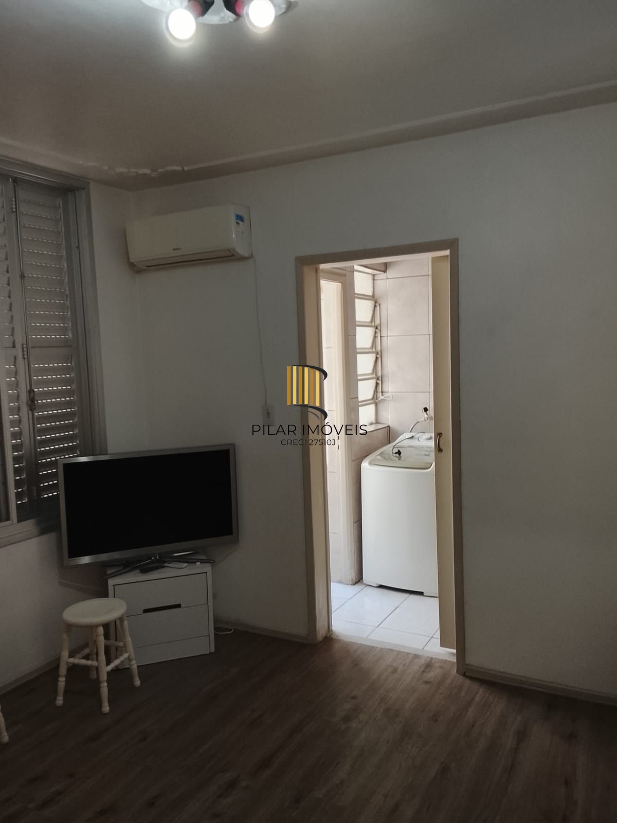 JKZÃO SALA QUARTO CONJUGADOS, COZINHA COM ÁREA DE SERVIÇO E BANHEIRO, C. BAIXA Porto Alegre