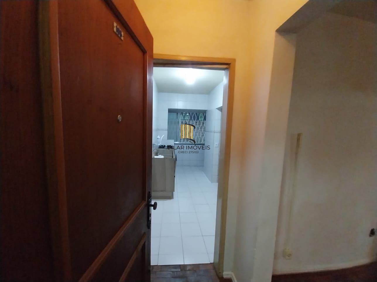 Apartamento térreo, 2 dormitórios. 2 banheiros, demais peças, Menino Deus