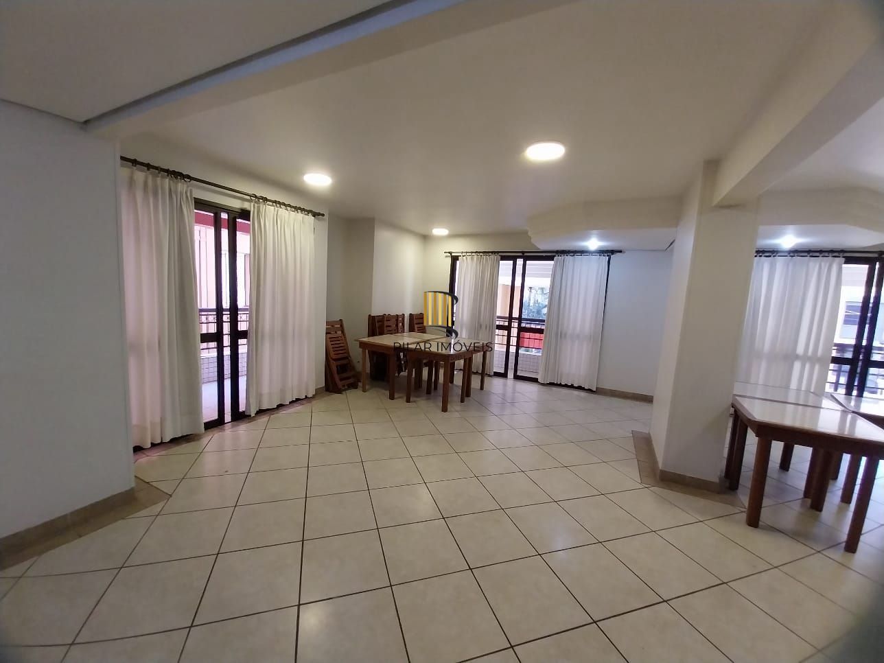 Excelente apartamento, BOX duplo, Cidade Baixa, 3D, 1 suite, semimobiliado, sala de jantar e 2 salas de estar, lareira e churrasqueira. 2 banheiros.