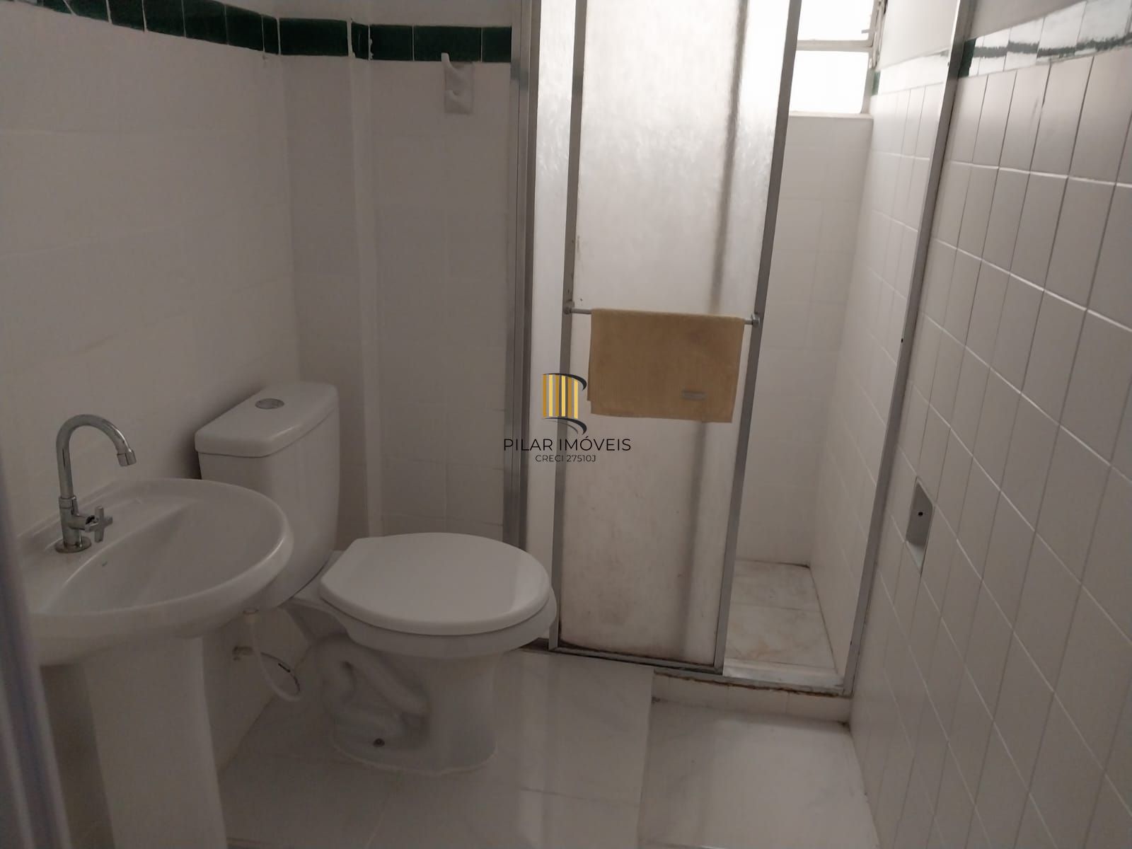 Oportunidade, partamento 1 dorm. demais peças, Trav. do Carmo.