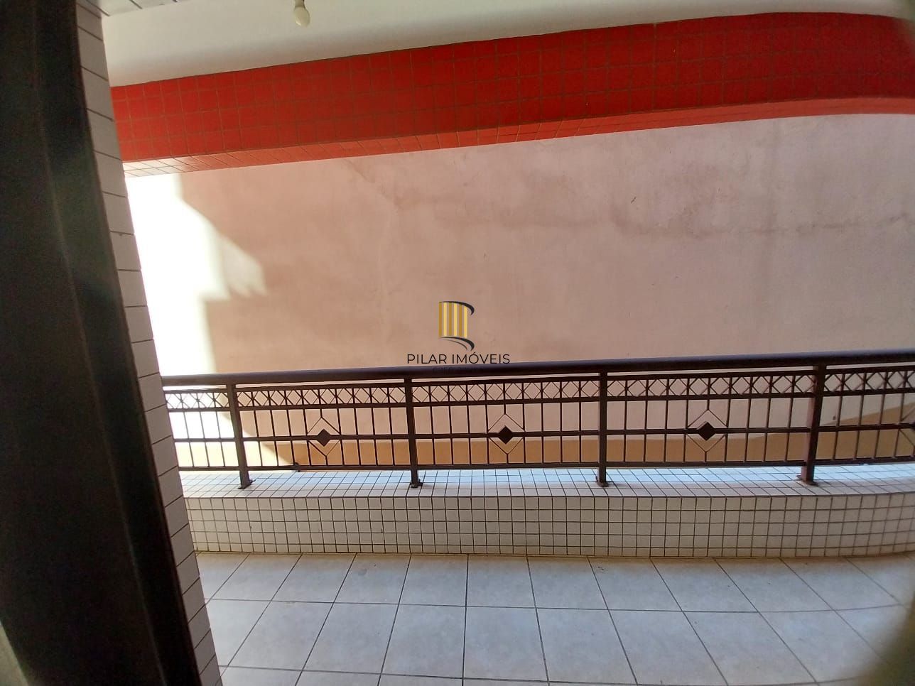Excelente apartamento, BOX duplo, Cidade Baixa, 3D, 1 suite, semimobiliado, sala de jantar e 2 salas de estar, lareira e churrasqueira. 2 banheiros.