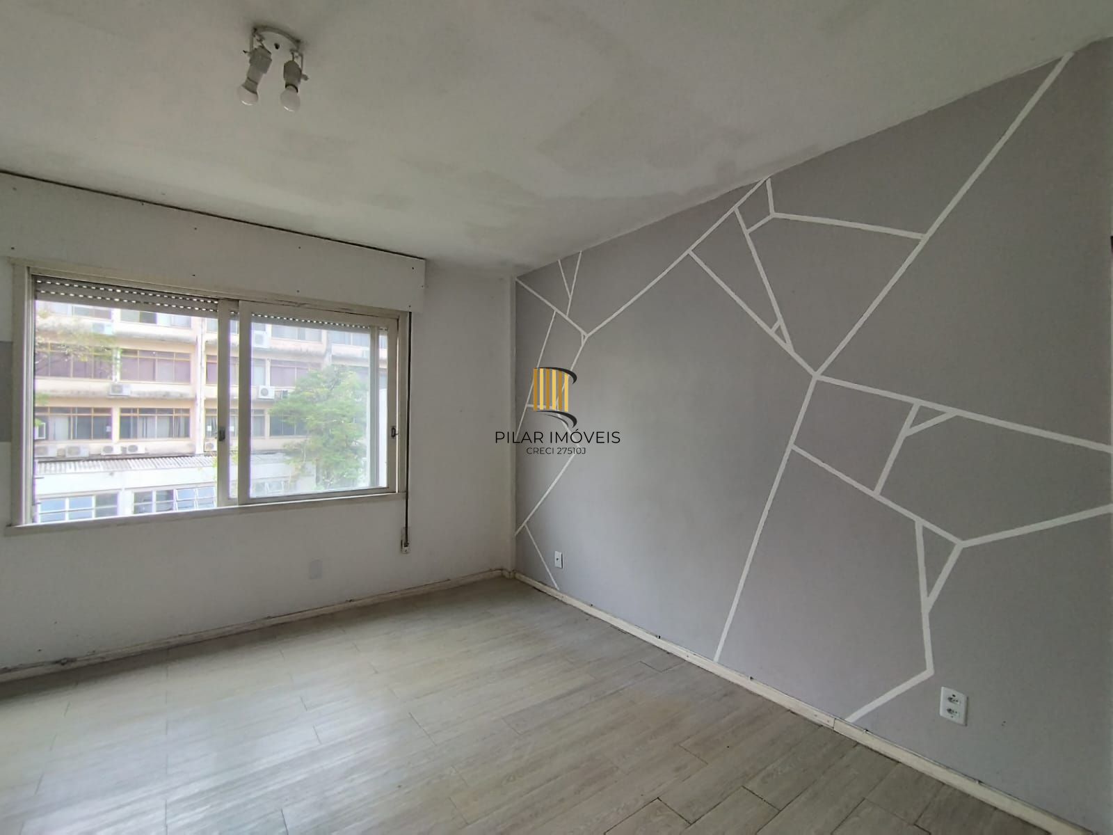 Excelente ap 1D com Suíte, cozinha planejada e banheiro reformado. Lima e Silva, centro P. Alegre
