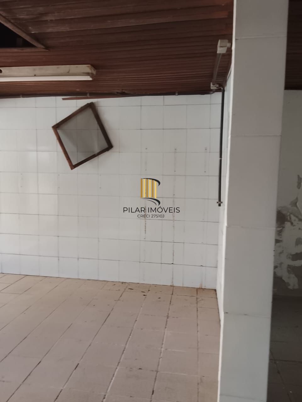 Prédio na Duque de Caxias, desocupado espaço amplo. Preço atrativo.