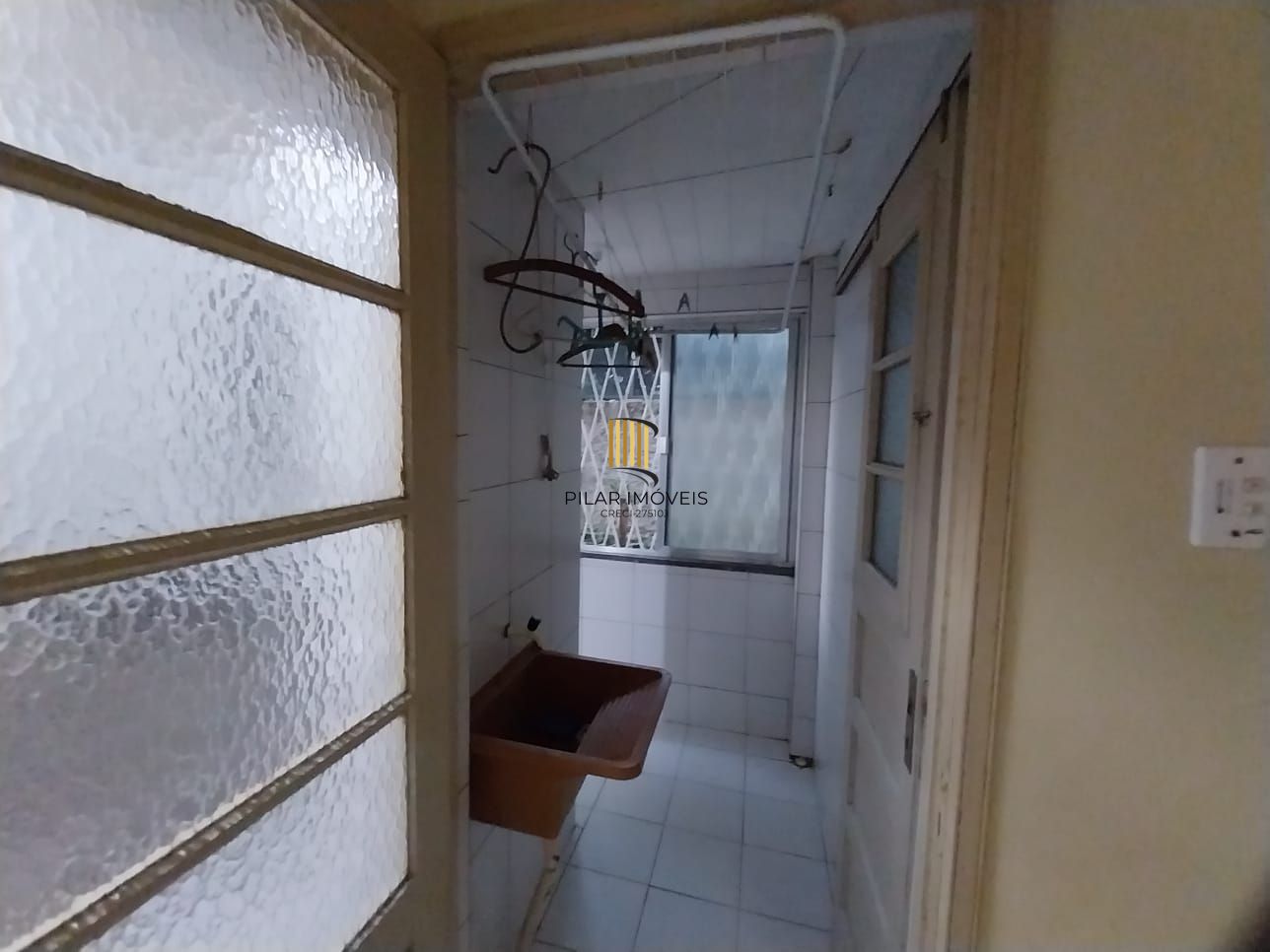 Apartamento térreo, 2 dormitórios. 2 banheiros, demais peças, Menino Deus