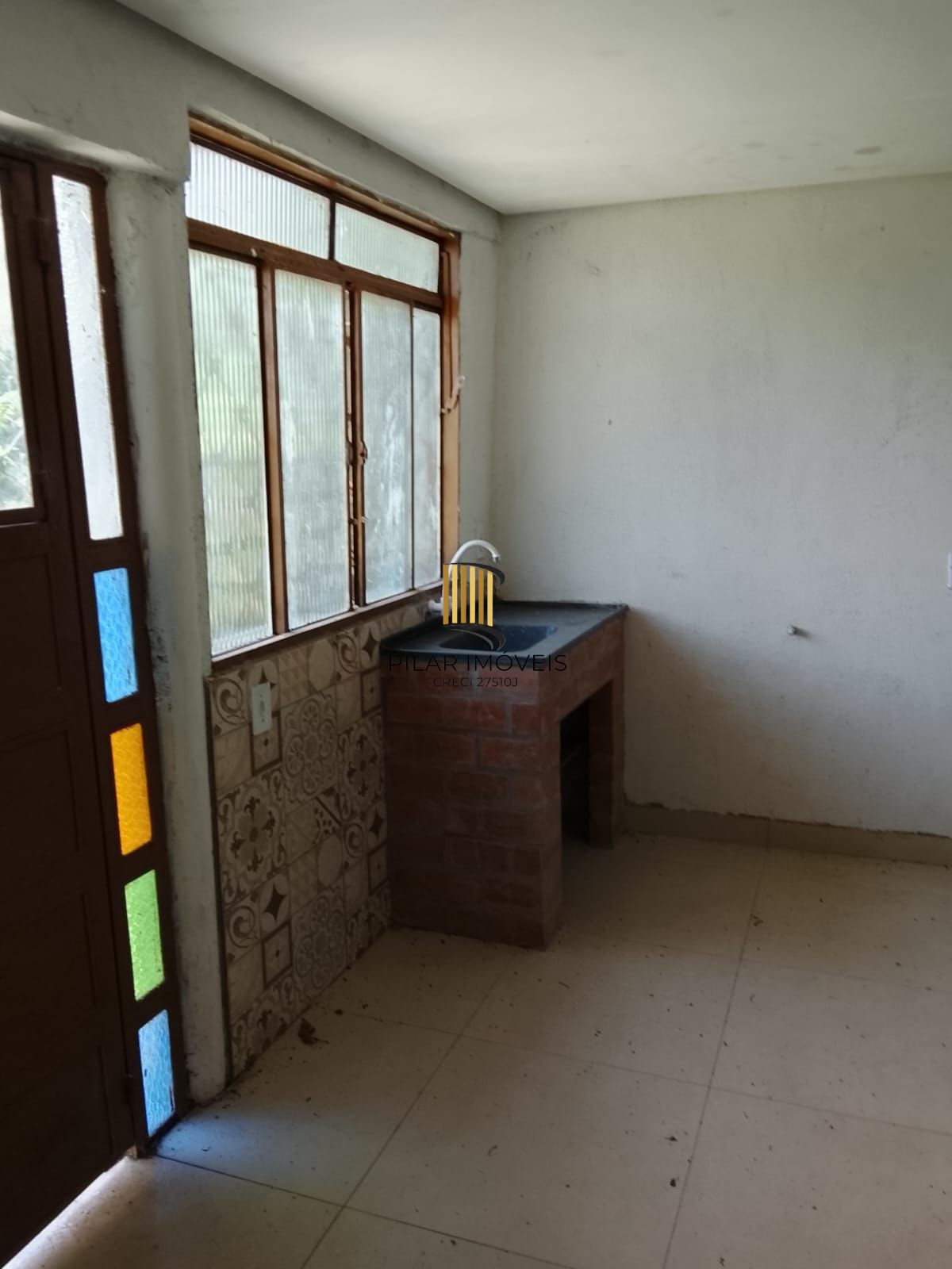 Excelente terreno gramado com árvores frutíferas e edícula nos fundos.