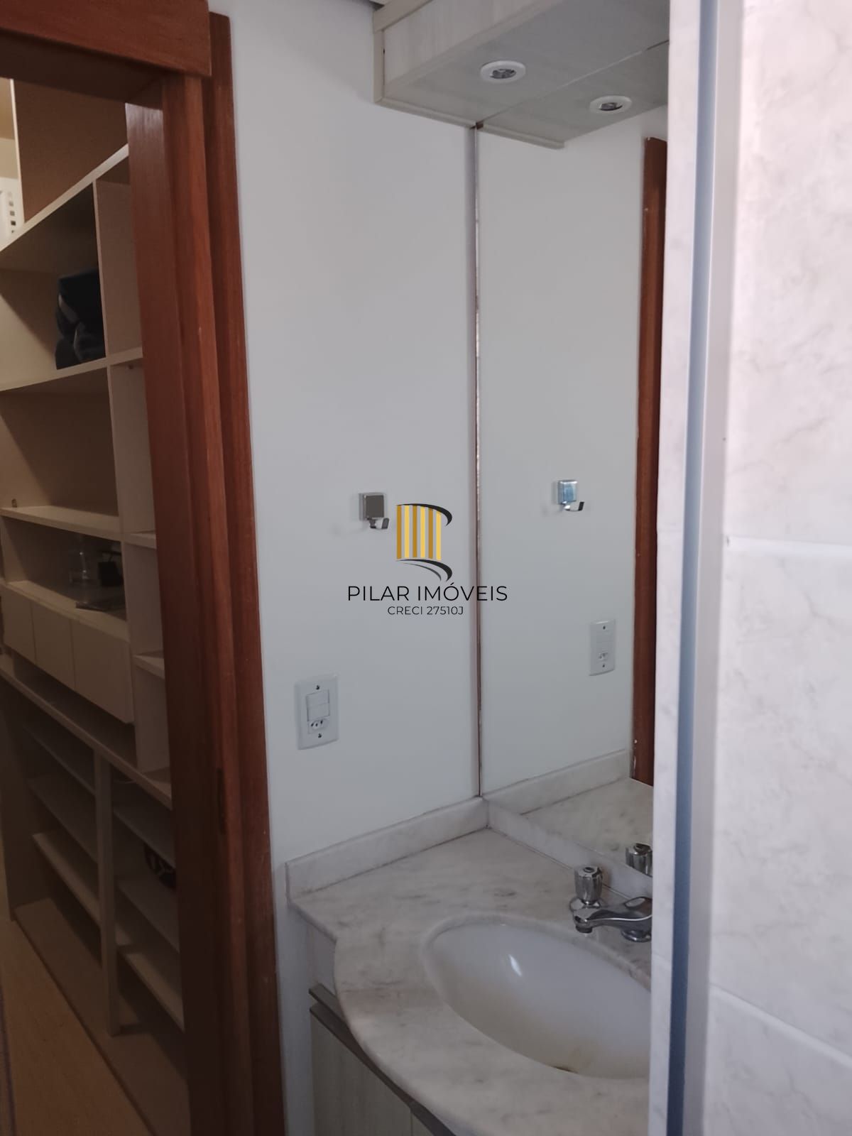 Excelente Apartamento 3D, transformado em 2D, closet mobiliado c/ vaga - Cidade Baixa - Preço Atrativo