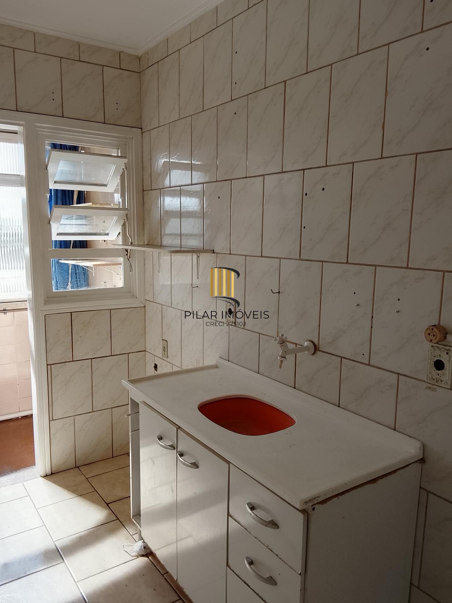 Ótimo apartamento 1D, desocupado na Medianeira, preço atrativo.