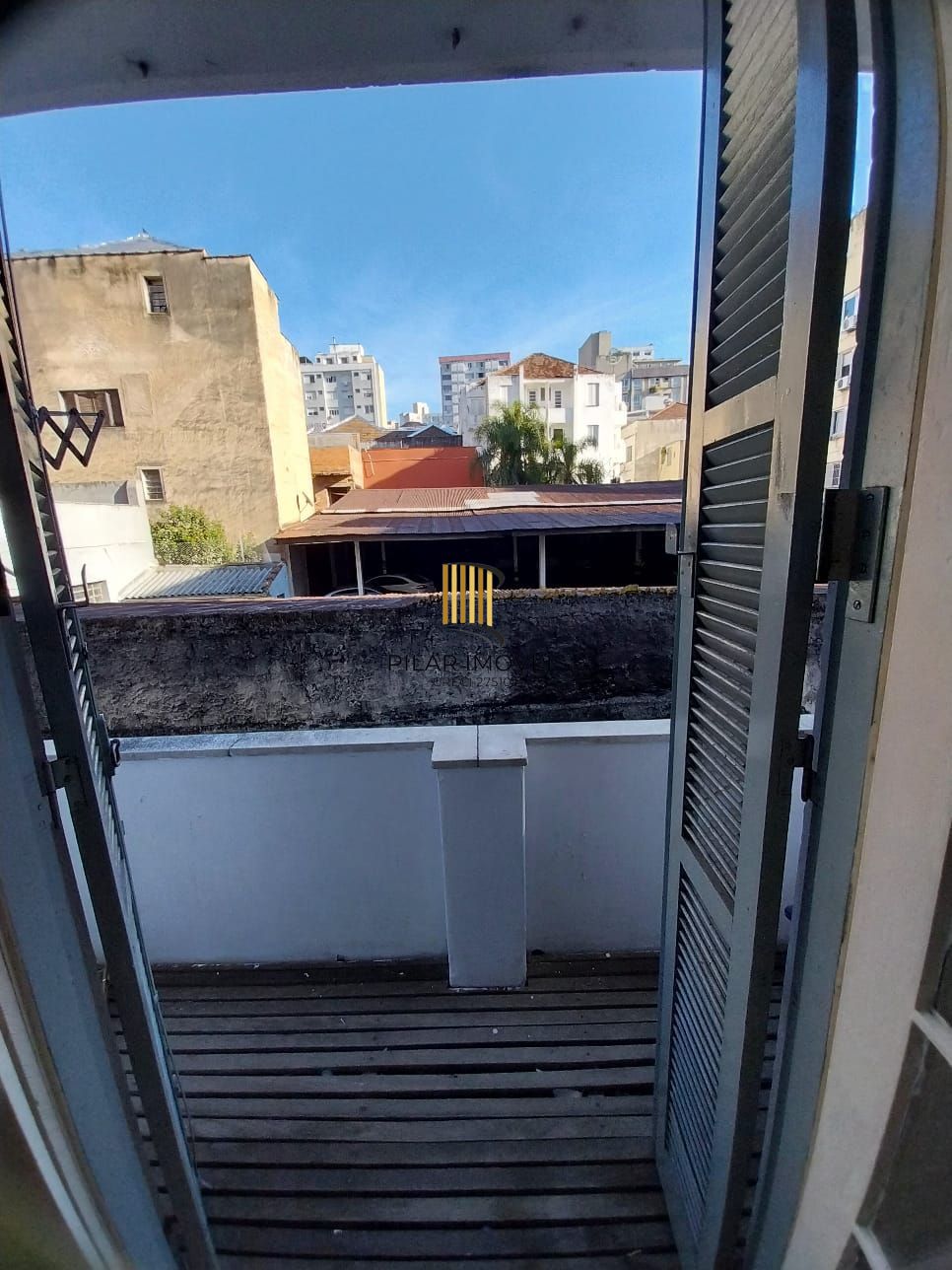 Oportunidade apartamento 2 dormitórios, com sacada em um deles e área de serviço. Centro Histórico P. Alegre.