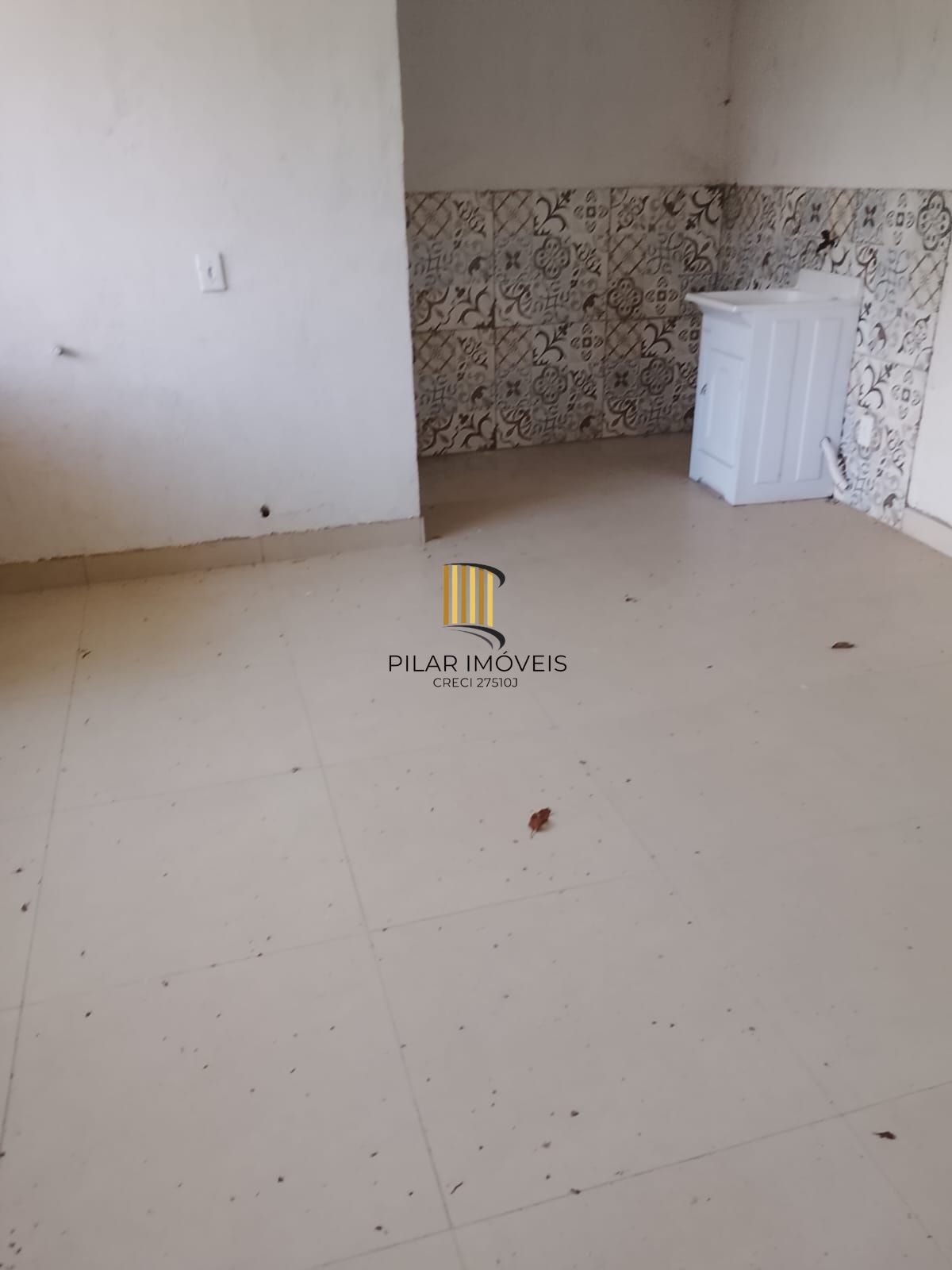 Excelente terreno gramado com árvores frutíferas e edícula nos fundos.