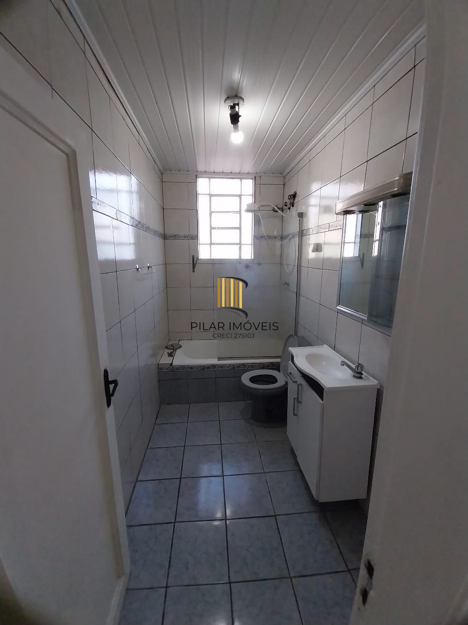 Oportunidade apartamento 2 dormitórios, com sacada em um deles e área de serviço. Centro Histórico P. Alegre.