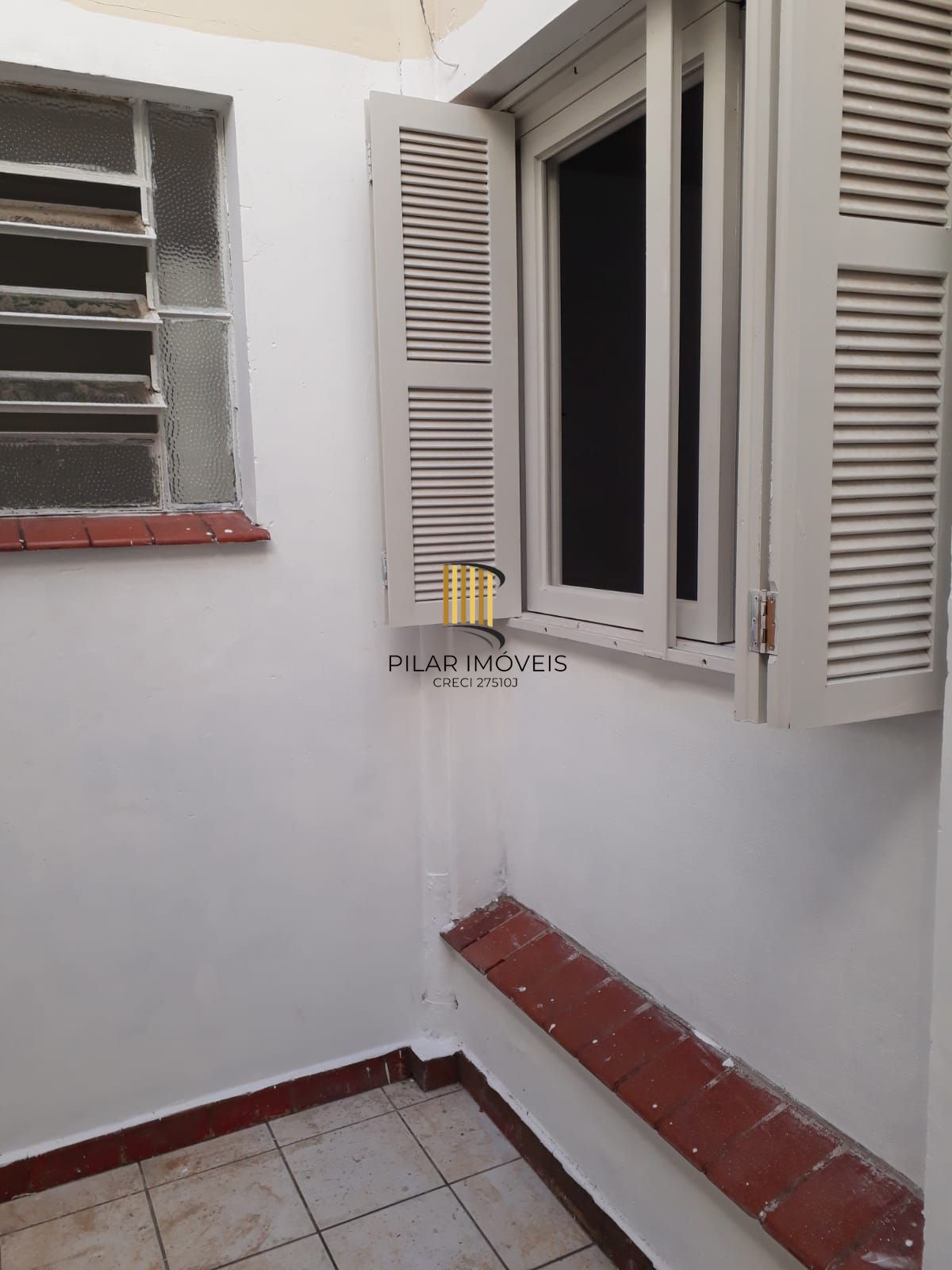 Kitnet desocupada no Menino Deus - Porto Alegre - Preço atrativo! - Pilar Imóveis