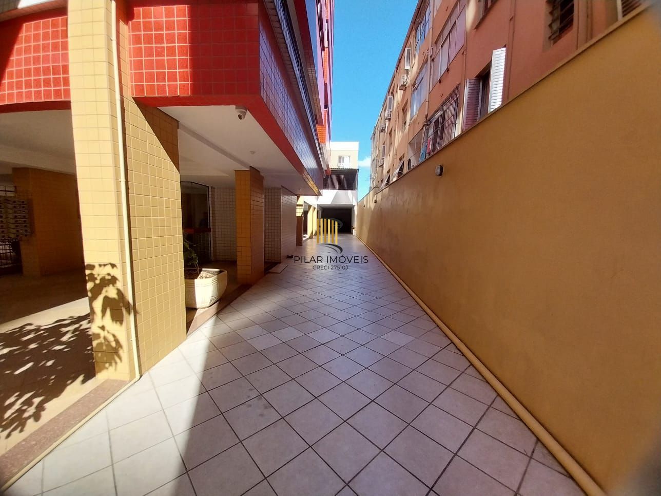 Excelente apartamento, BOX duplo, Cidade Baixa, 3D, 1 suite, semimobiliado, sala de jantar e 2 salas de estar, lareira e churrasqueira. 2 banheiros.