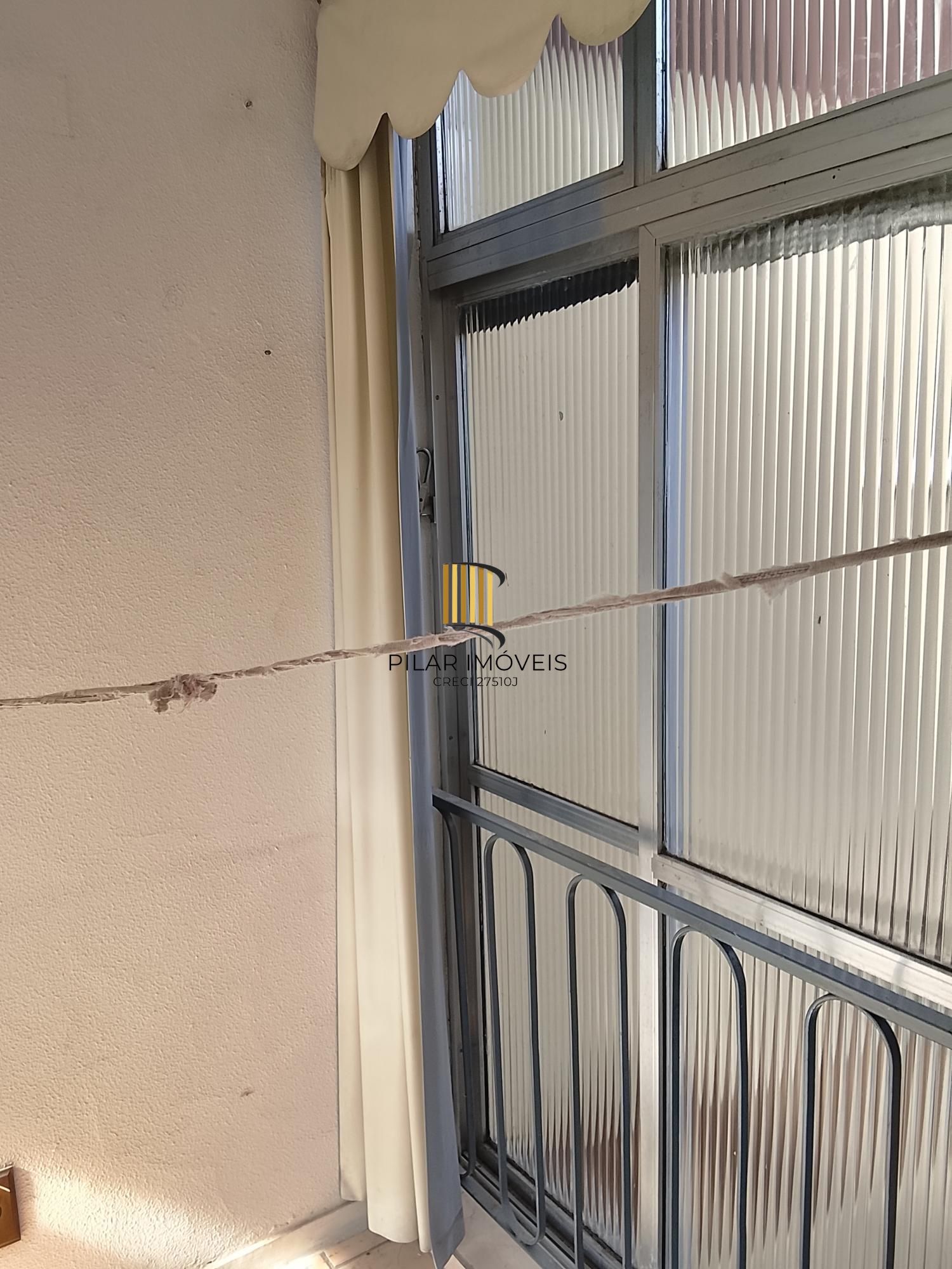 Ótimo apartamento 1D, desocupado na Medianeira, preço atrativo.