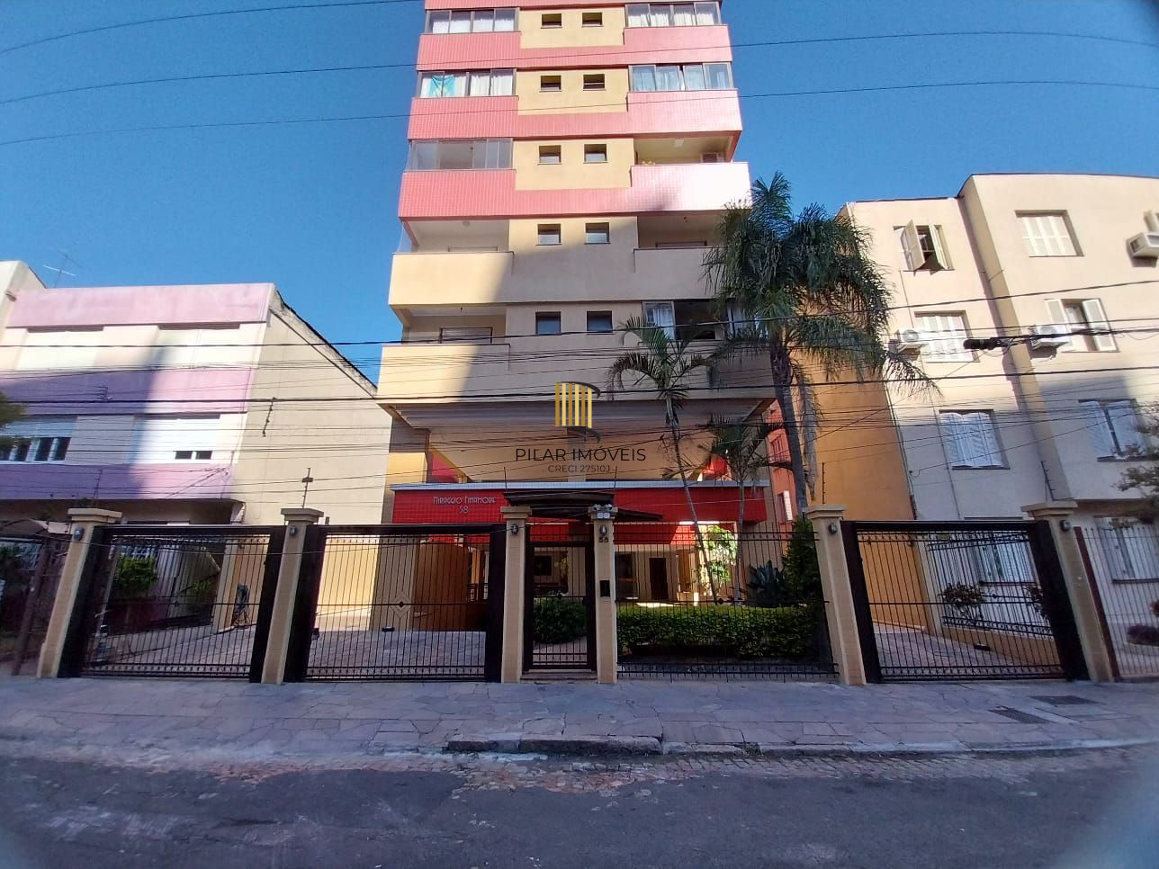 Excelente apartamento, BOX duplo, Cidade Baixa, 3D, 1 suite, semimobiliado, sala de jantar e 2 salas de estar, lareira e churrasqueira. 2 banheiros.