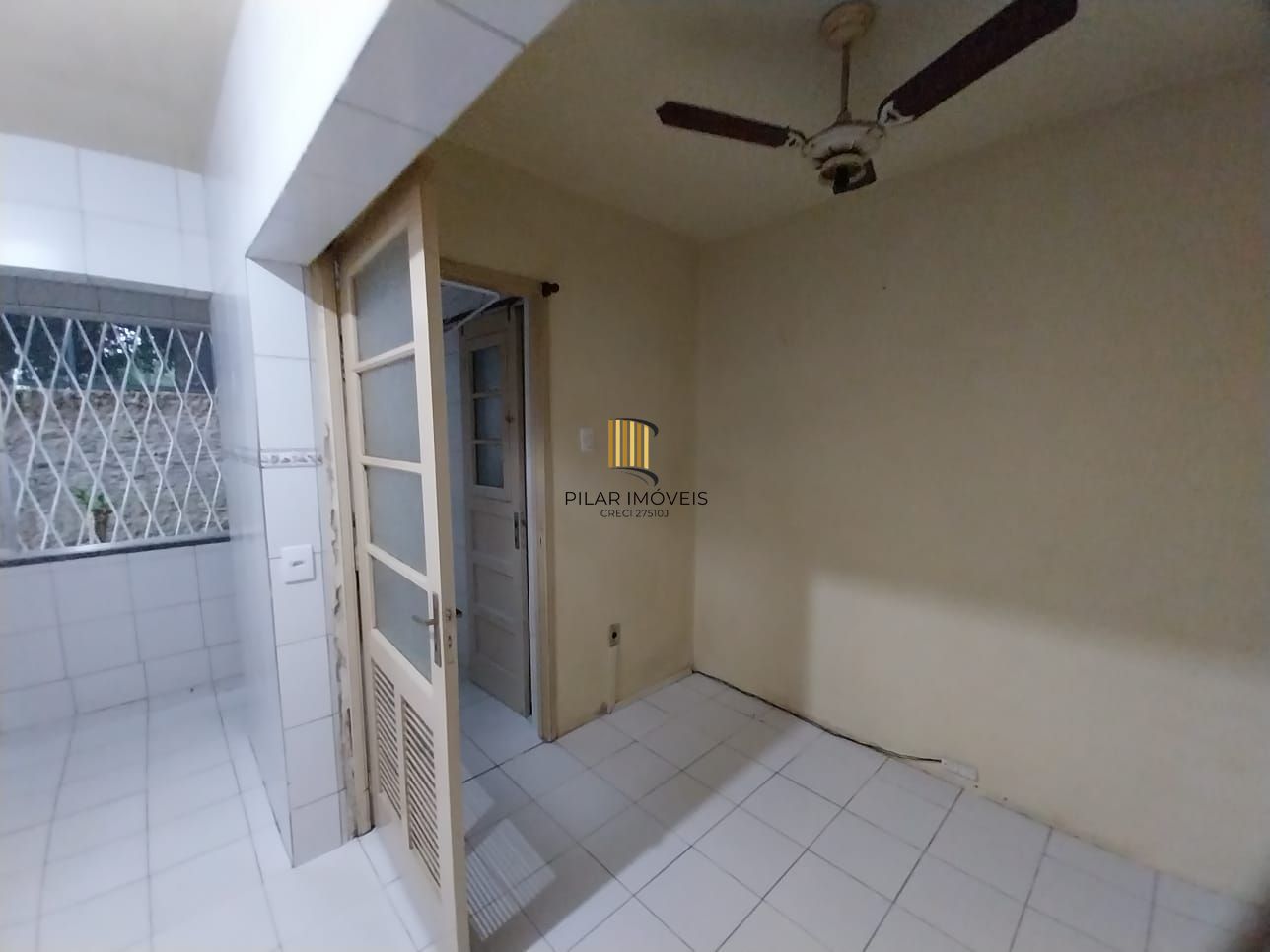 Apartamento térreo, 2 dormitórios. 2 banheiros, demais peças, Menino Deus