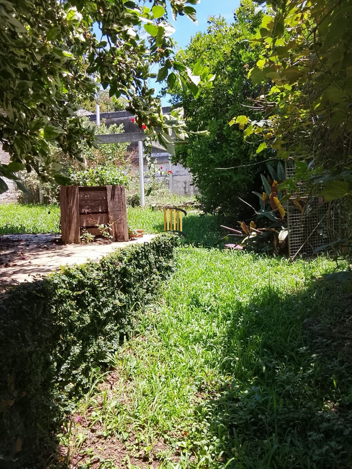 CASA / SOBRADO 5D e 10 vagas 3 Banheiros - Pátio enorme c/ Jacuzi e Pergolado - Living 3 ambientes - Sta Teresa