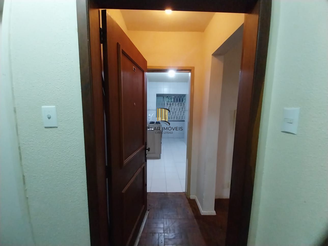 Apartamento térreo, 2 dormitórios. 2 banheiros, demais peças, Menino Deus