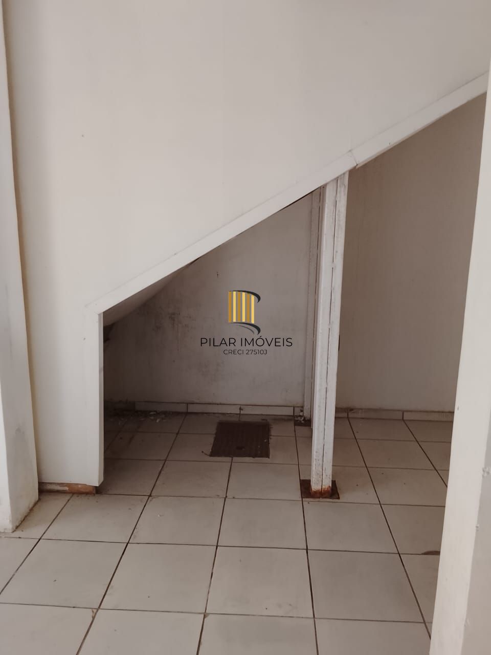 Prédio na Duque de Caxias, desocupado espaço amplo. Preço atrativo.
