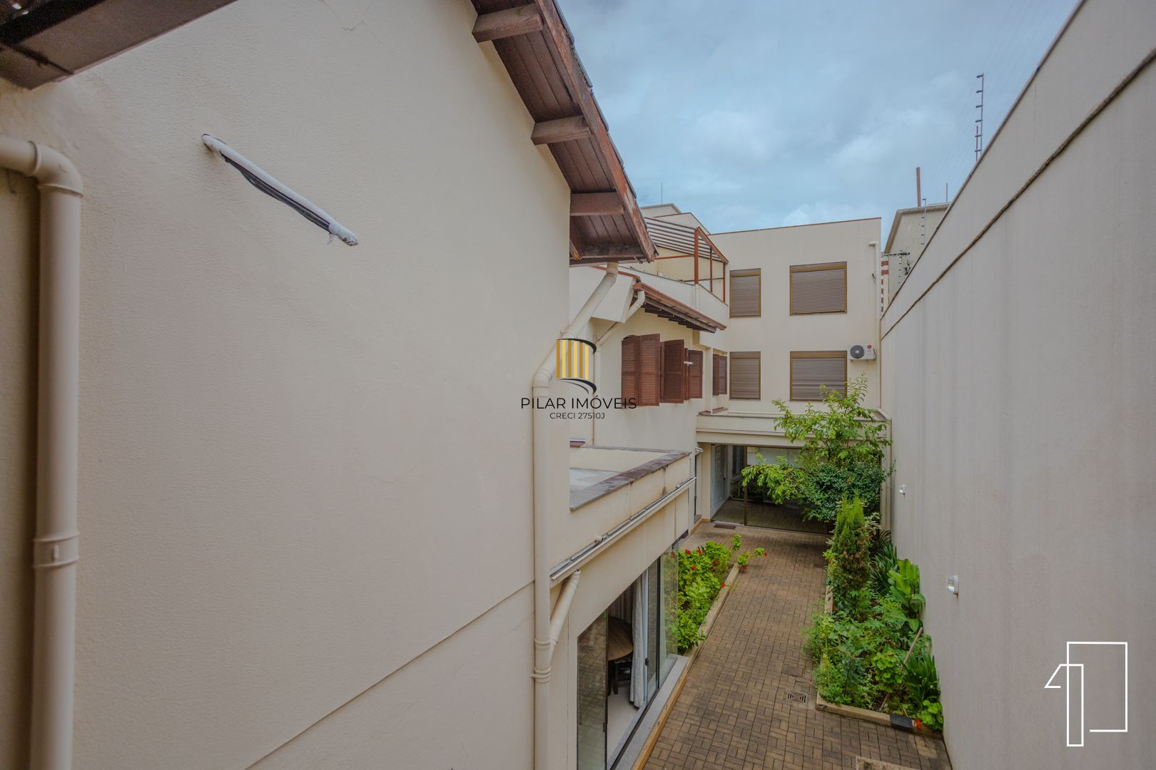 Oportunidade sobrado 2/3 pisos com 21D e 19 suítes - Jdm Botânico - P. Alegre.