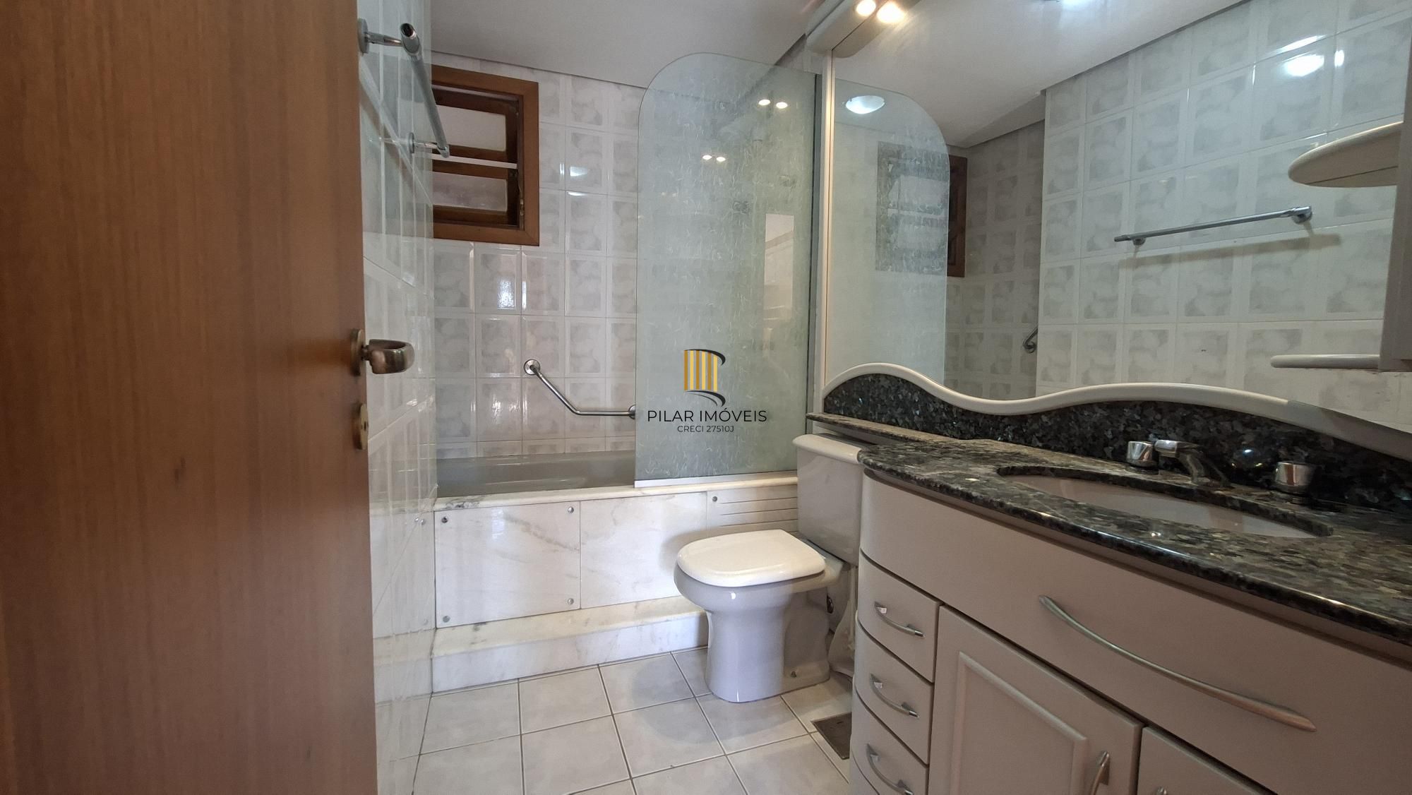 Apartamento com sacada e suite