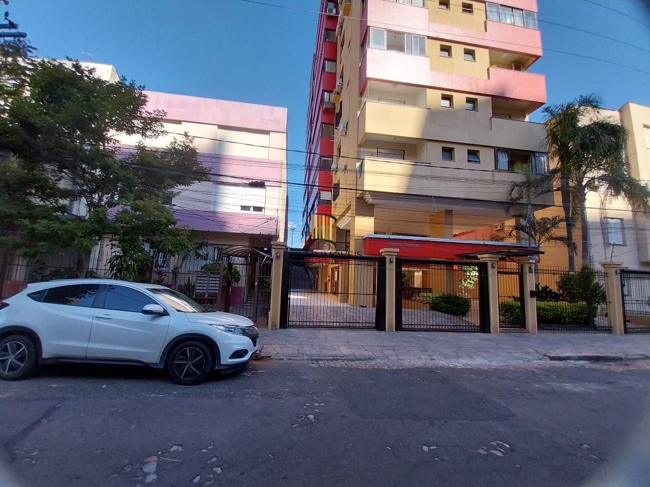Excelente apartamento, BOX duplo, Cidade Baixa, 3D, 1 suite, semimobiliado, sala de jantar e 2 salas de estar, lareira e churrasqueira. 2 banheiros. - Pilar Imóveis