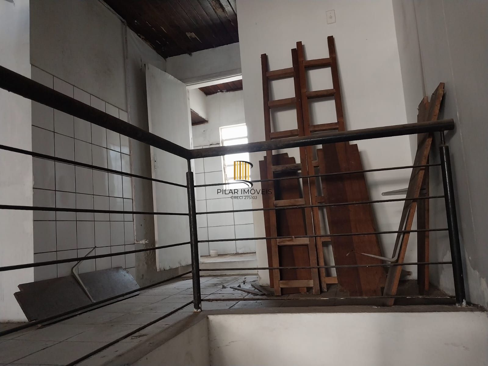 Prédio na Duque de Caxias, desocupado espaço amplo. Preço atrativo.