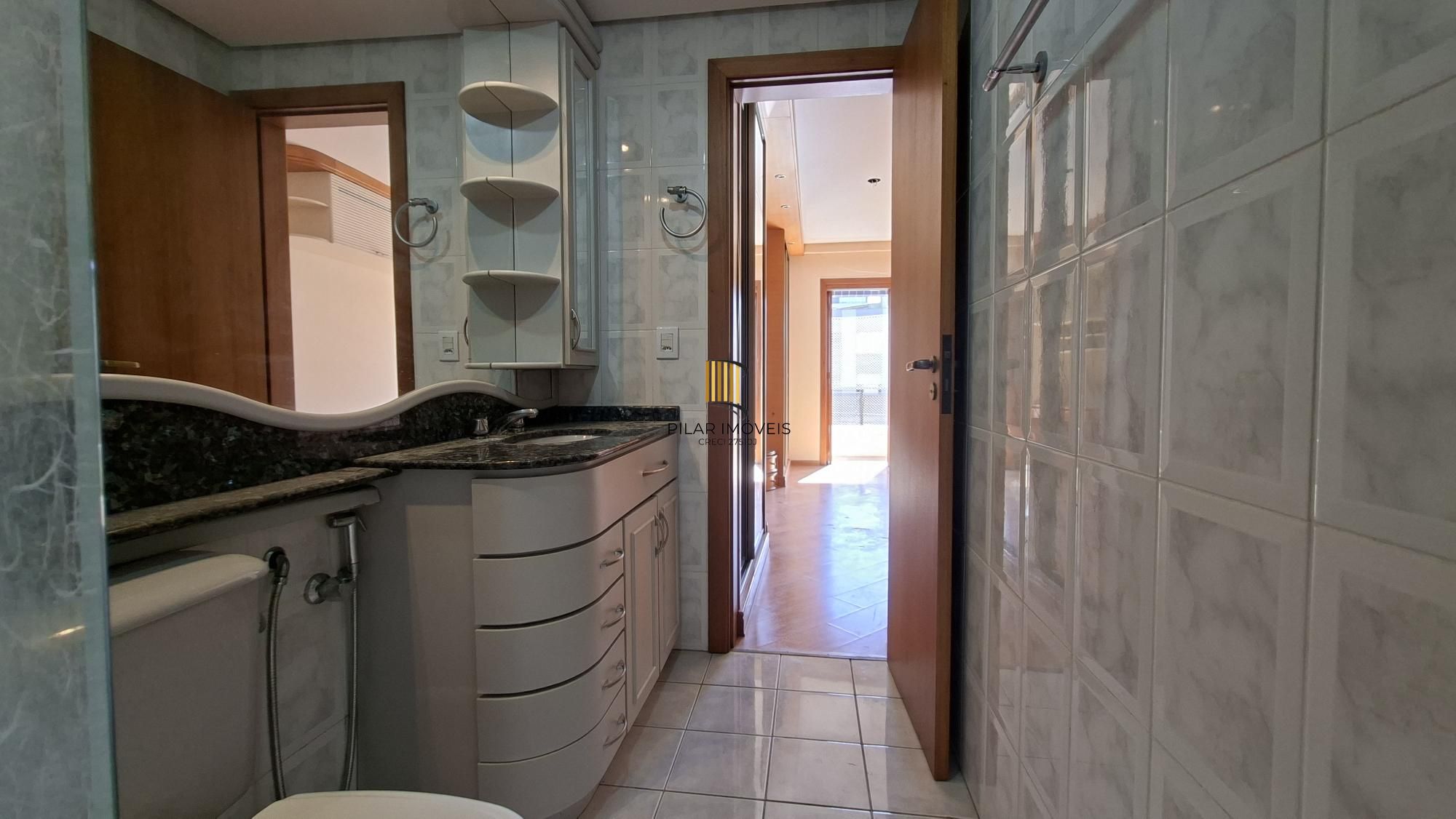 Apartamento com sacada e suite