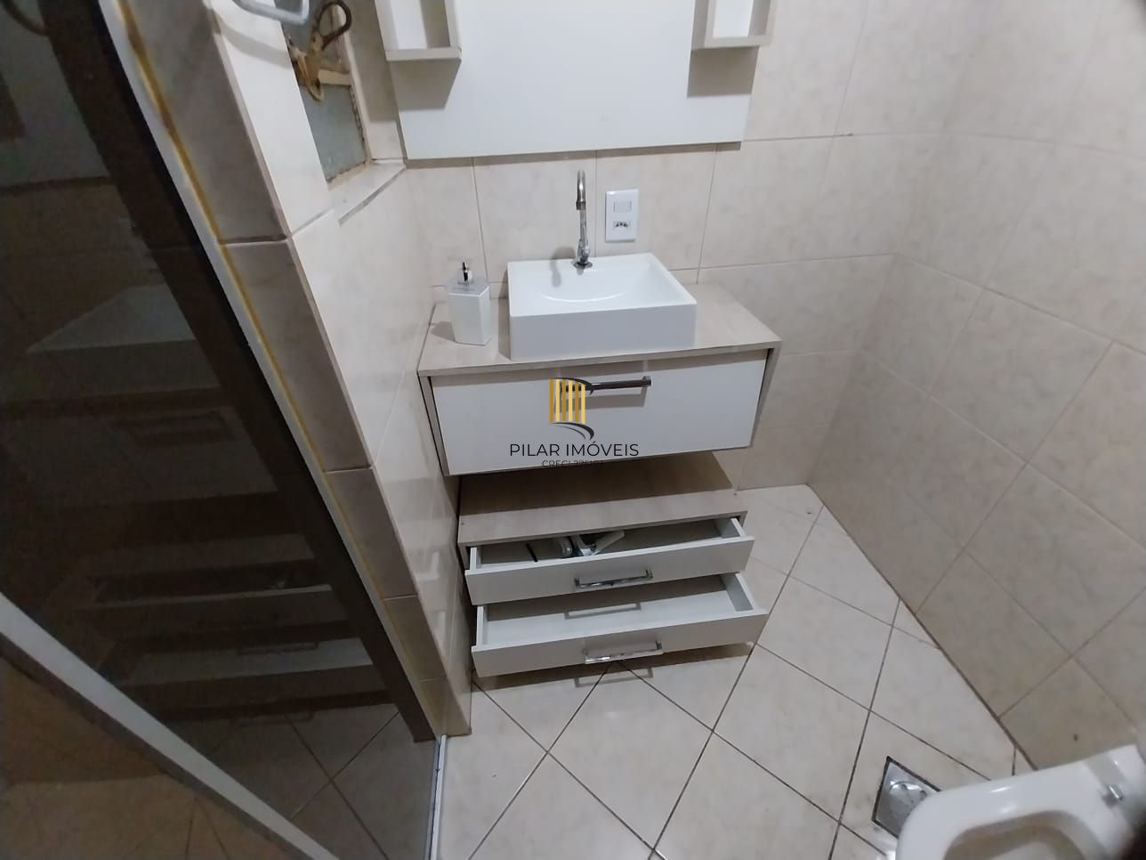 Apartamento térreo, 2 dormitórios. 2 banheiros, demais peças, Menino Deus