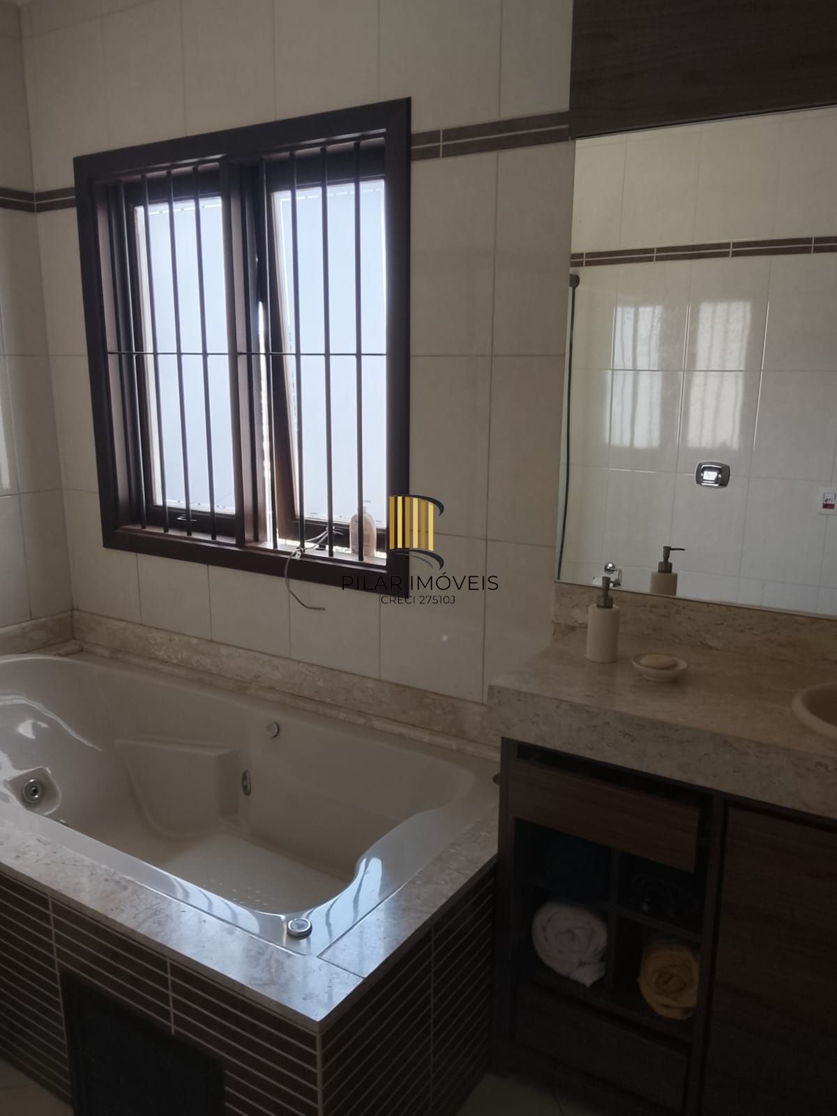 CASA / SOBRADO 5D e 10 vagas 3 Banheiros - Pátio enorme c/ Jacuzi e Pergolado - Living 3 ambientes - Sta Teresa