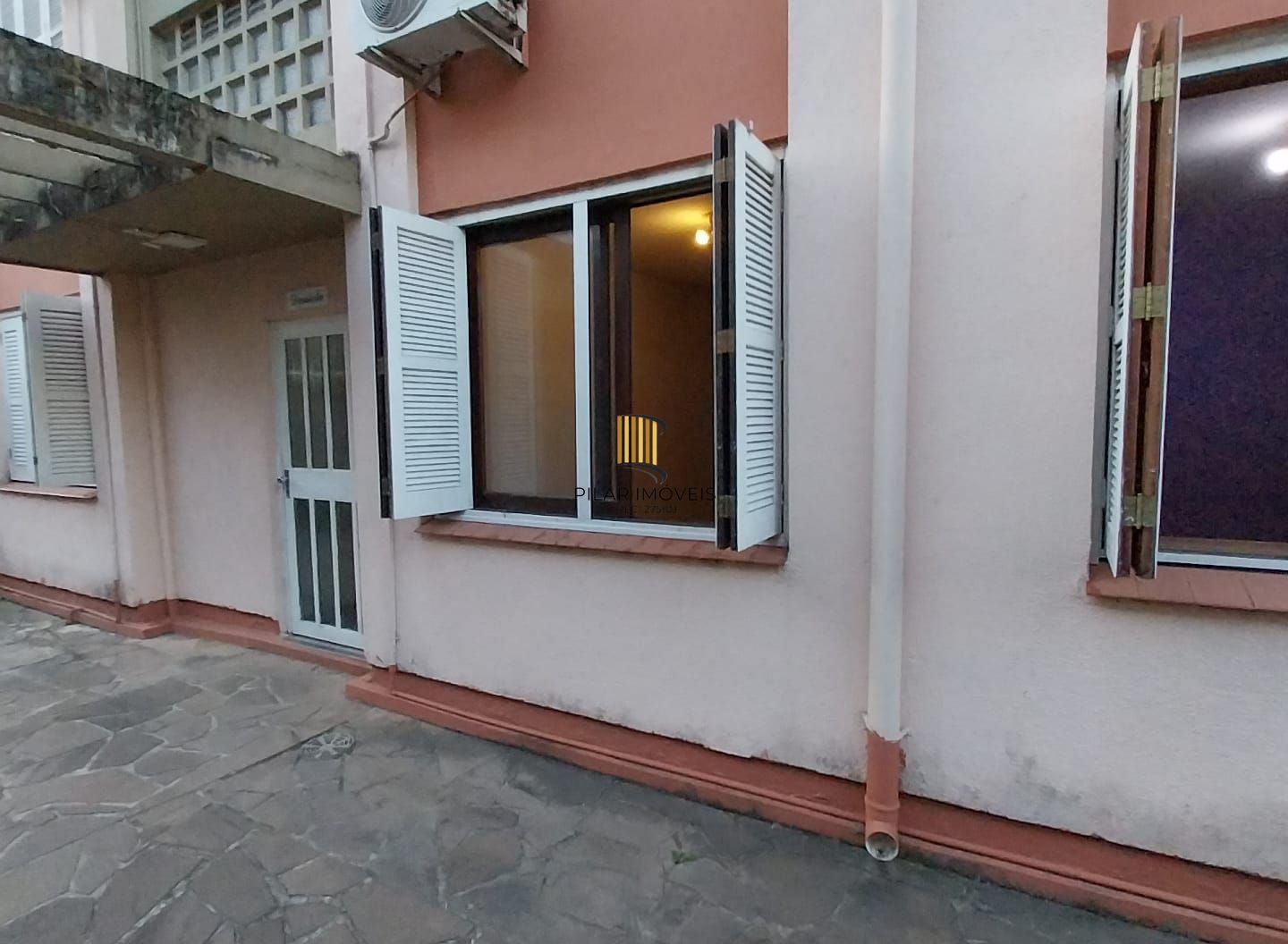 Apartamento térreo, 2 dormitórios. 2 banheiros, demais peças, Menino Deus