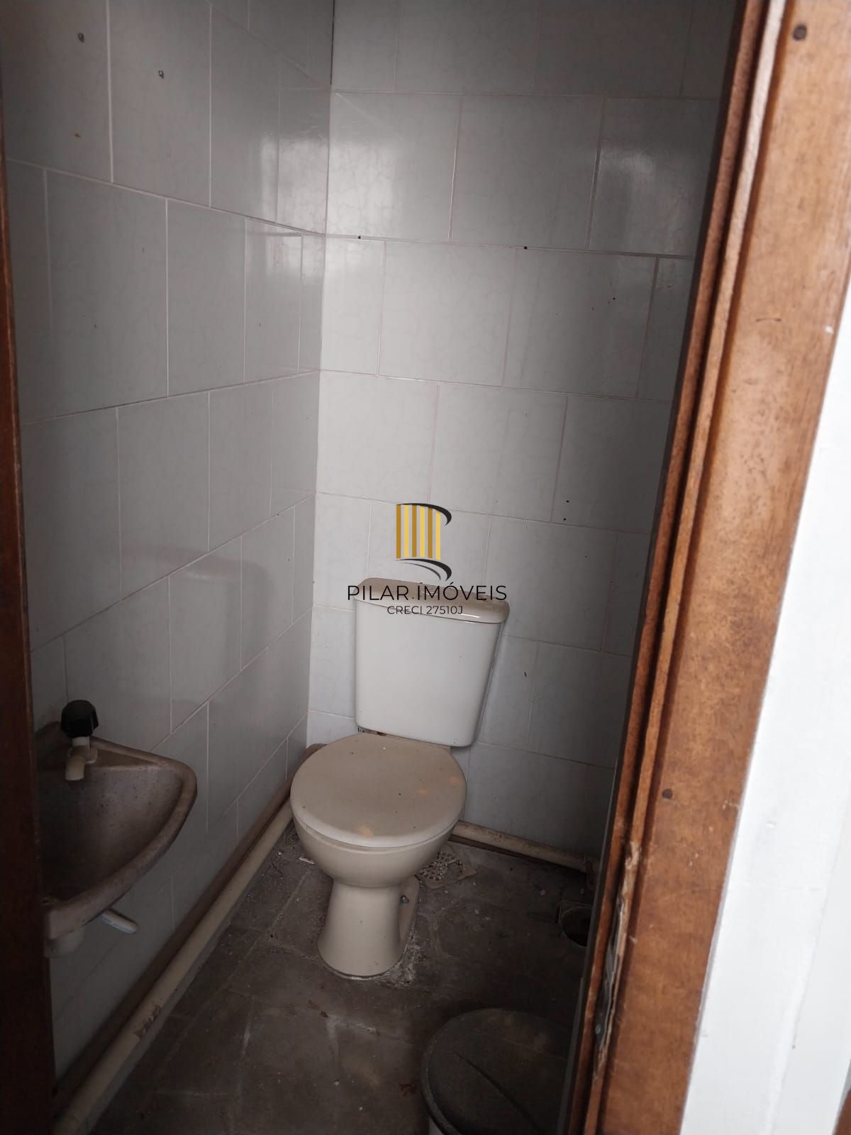 Prédio na Duque de Caxias, desocupado espaço amplo. Preço atrativo.