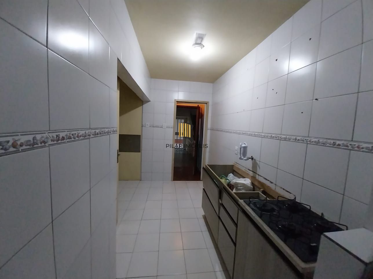 Apartamento térreo, 2 dormitórios. 2 banheiros, demais peças, Menino Deus