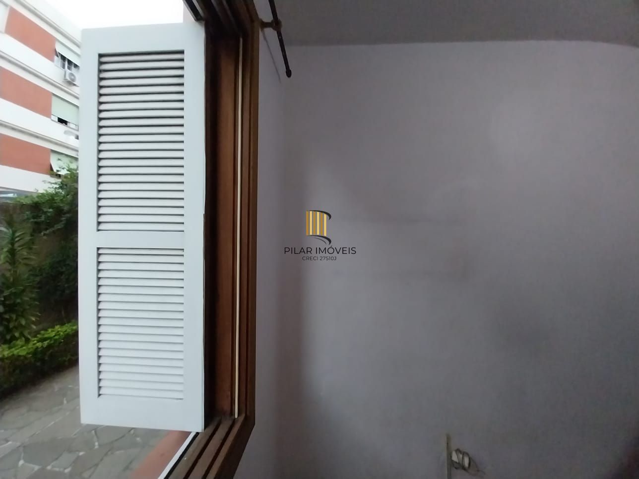 Apartamento térreo, 2 dormitórios. 2 banheiros, demais peças, Menino Deus