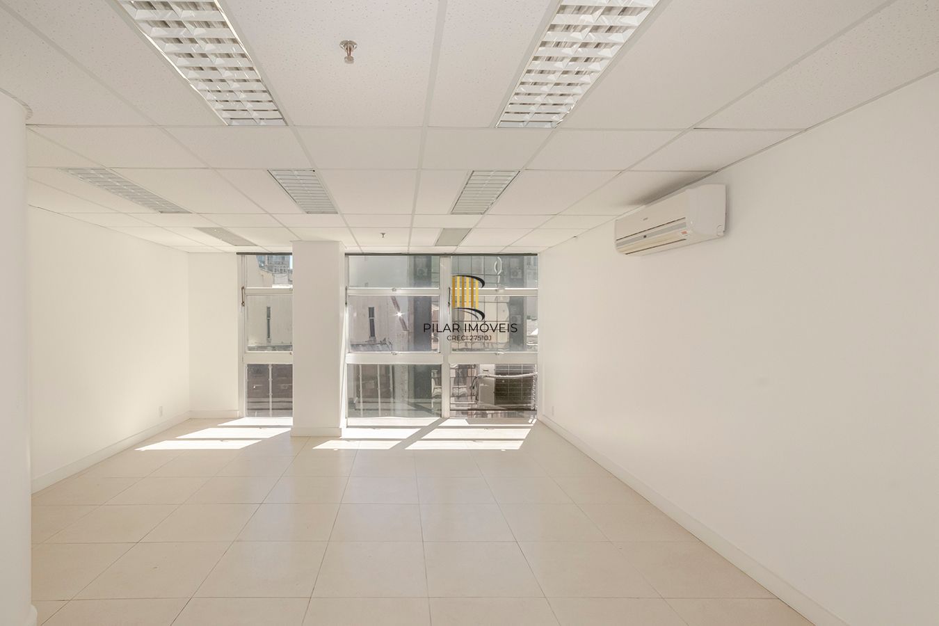 Conjunto Comercial, meio andar inteiro com várias salas e salão!