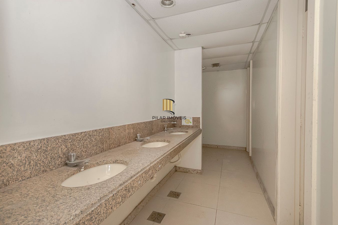 Conjunto Comercial, meio andar inteiro com várias salas e salão!