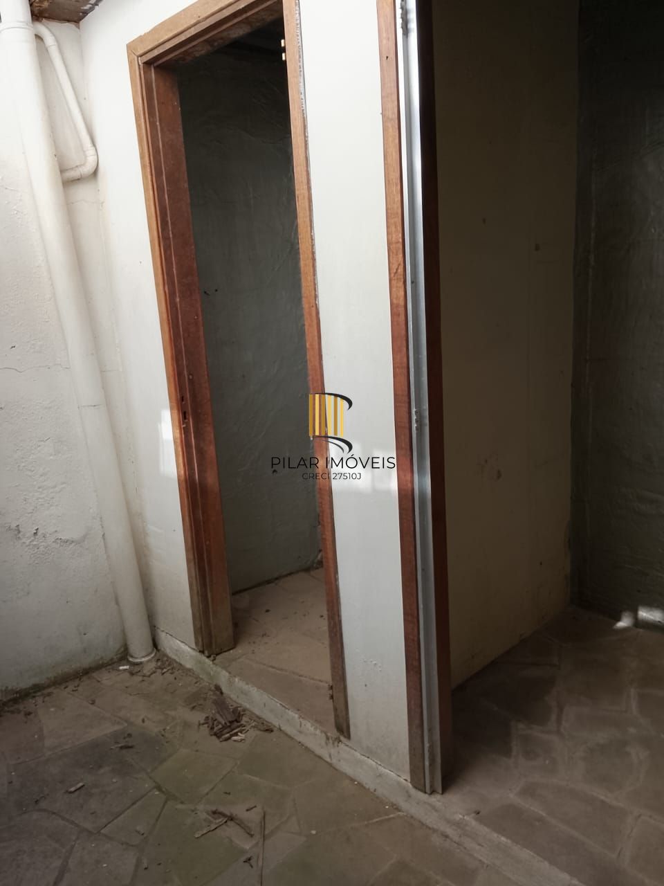 Prédio na Duque de Caxias, desocupado espaço amplo. Preço atrativo.