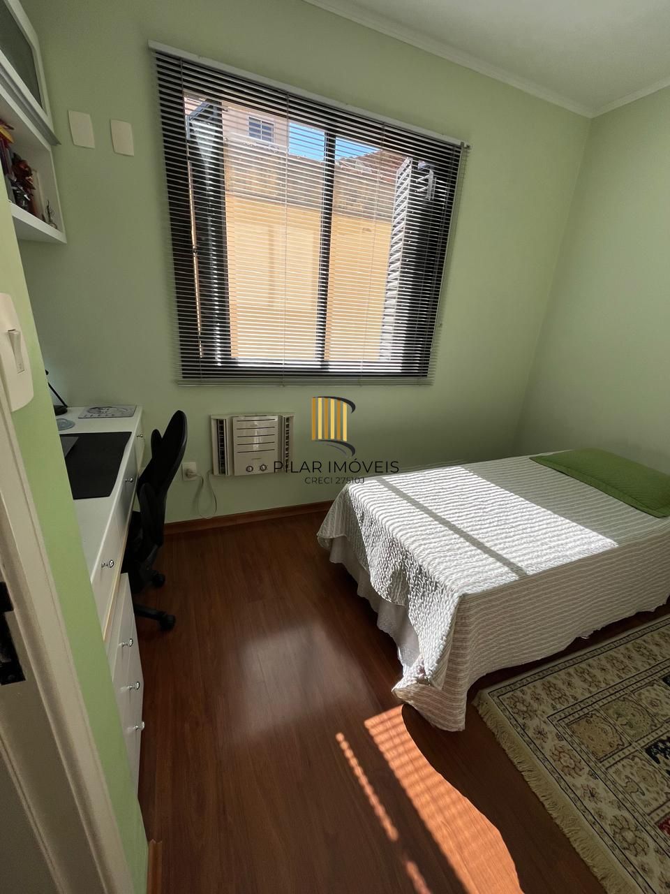 Excelente apartamento, BOX duplo, Cidade Baixa, 3D, 1 suite, semimobiliado, sala de jantar e 2 salas de estar, lareira e churrasqueira. 2 banheiros.