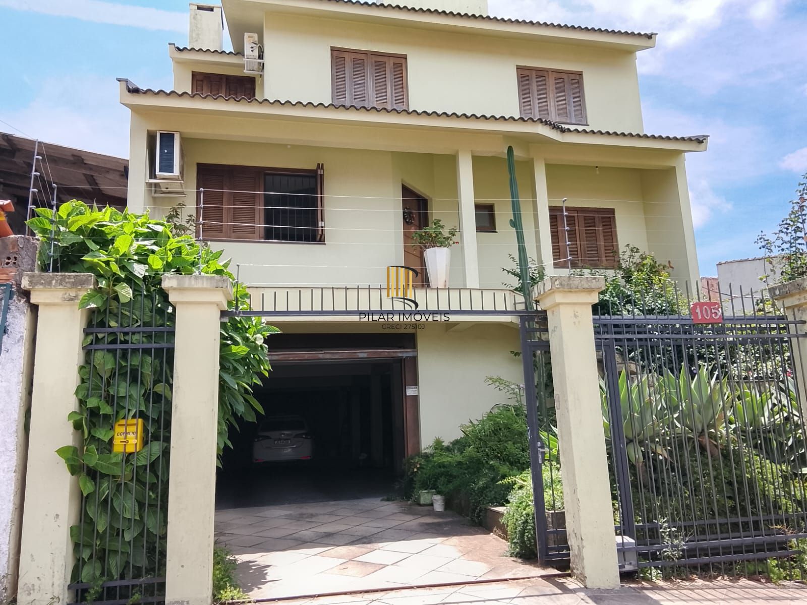 CASA / SOBRADO 5D e 10 vagas 3 Banheiros - Pátio enorme c/ Jacuzi e Pergolado - Living 3 ambientes - Sta Teresa