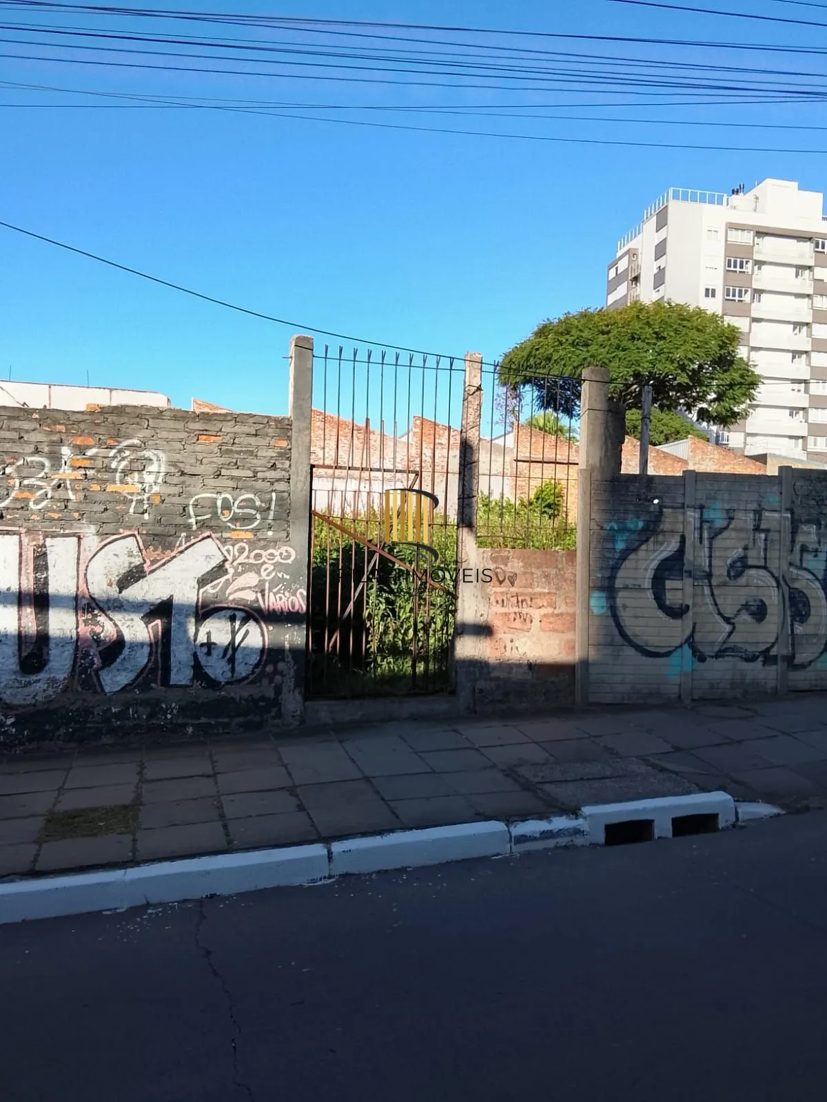 4 Terrenos residencial ou comercial, com tapume na frente, desinpedido sem muros intermediários total de 1.126,81 m²