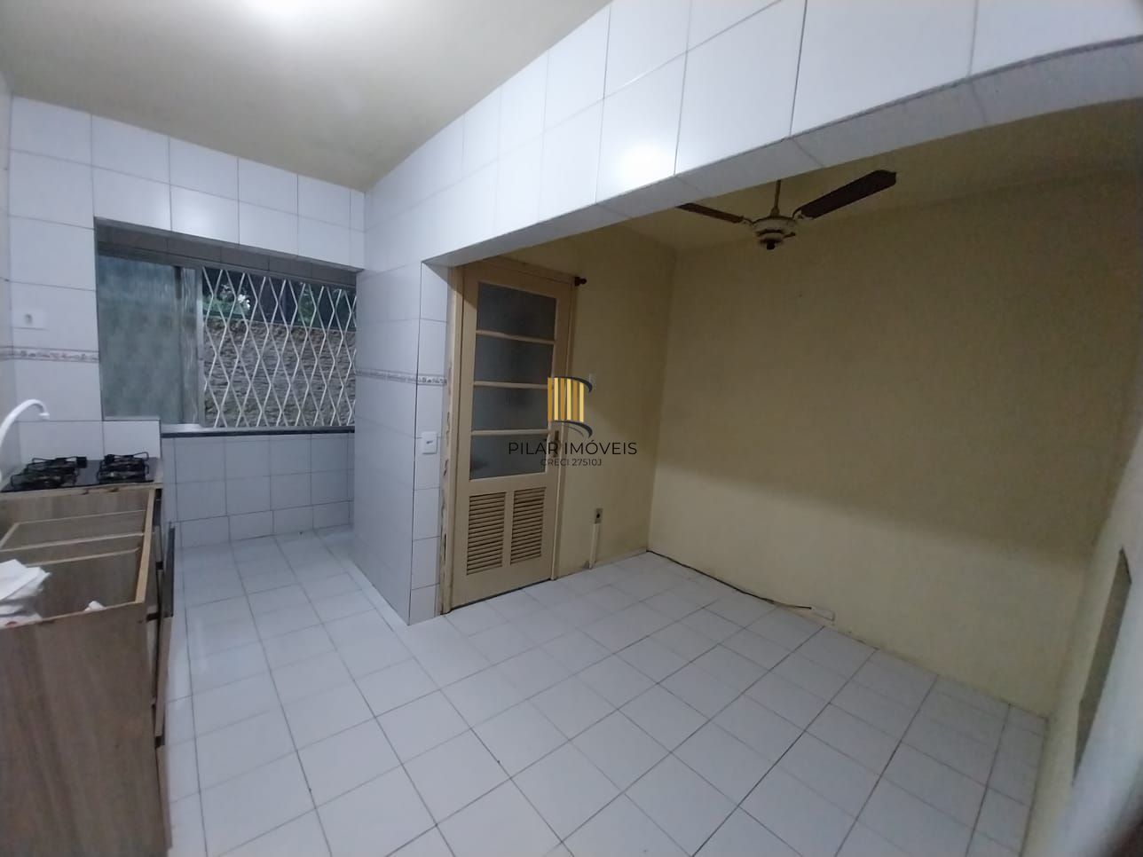 Apartamento térreo, 2 dormitórios. 2 banheiros, demais peças, Menino Deus