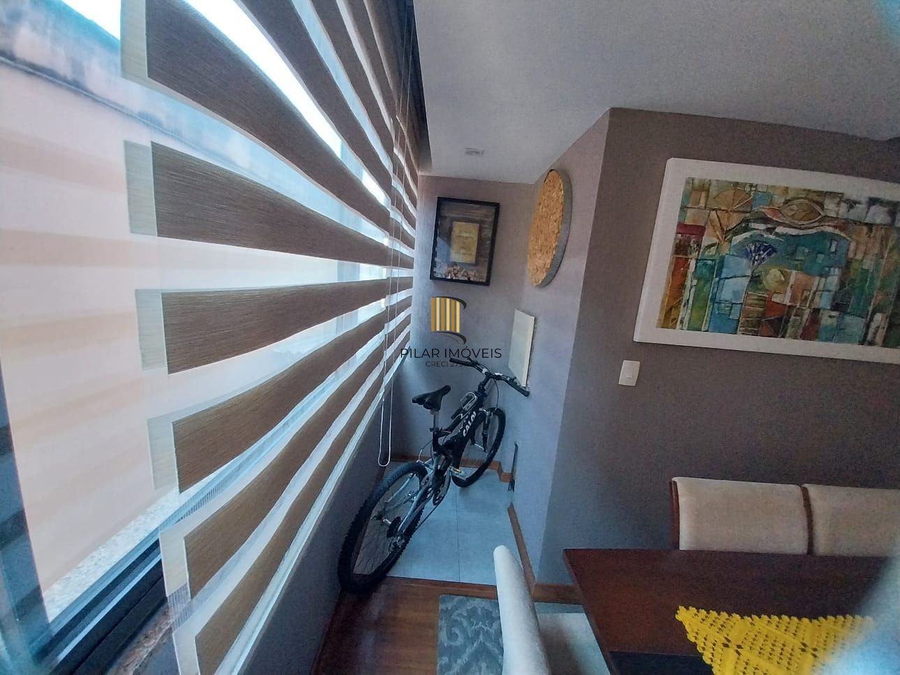 Excelente apartamento, BOX duplo, Cidade Baixa, 3D, 1 suite, semimobiliado, sala de jantar e 2 salas de estar, lareira e churrasqueira. 2 banheiros.