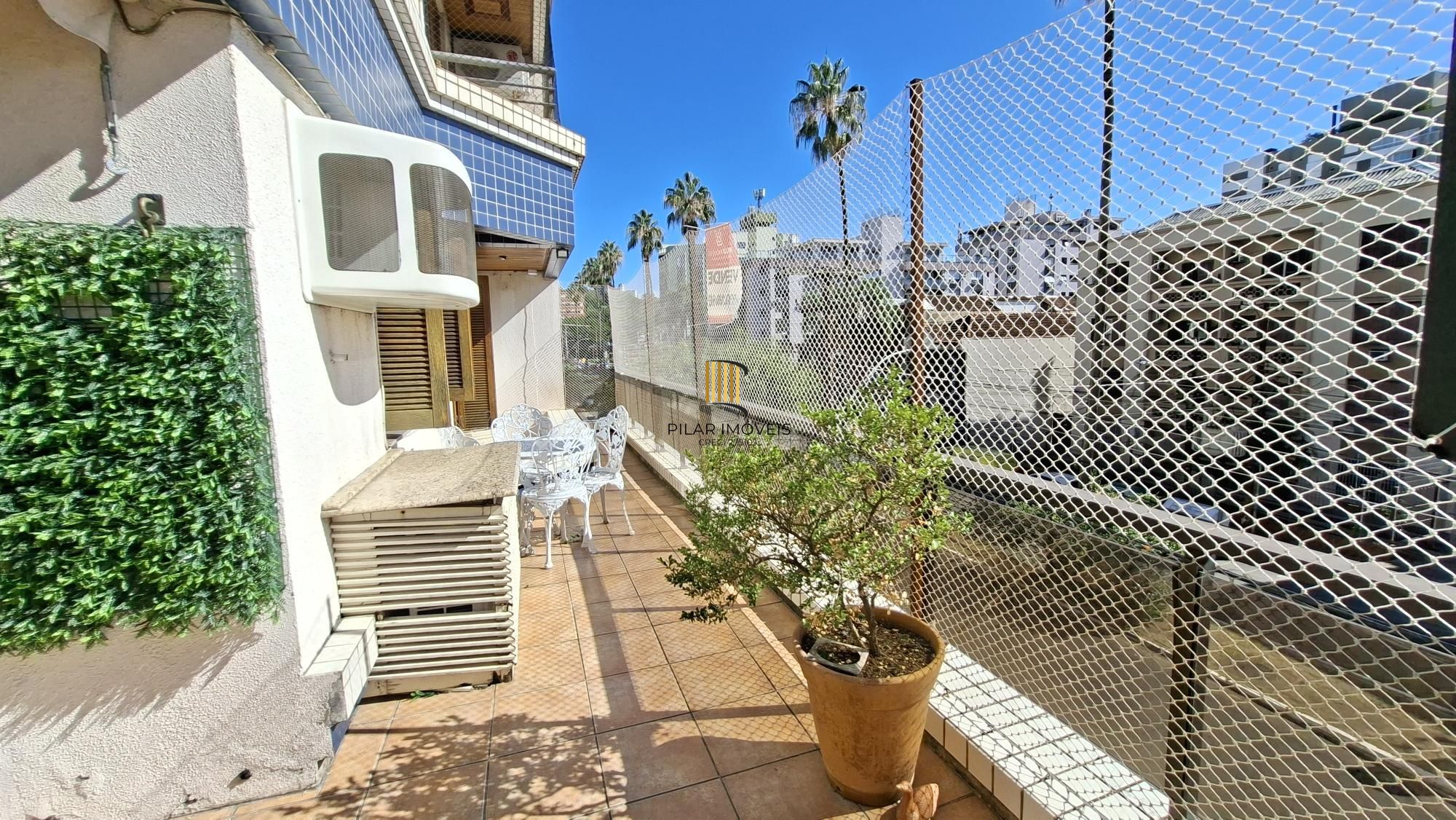 Apartamento com sacada e suite