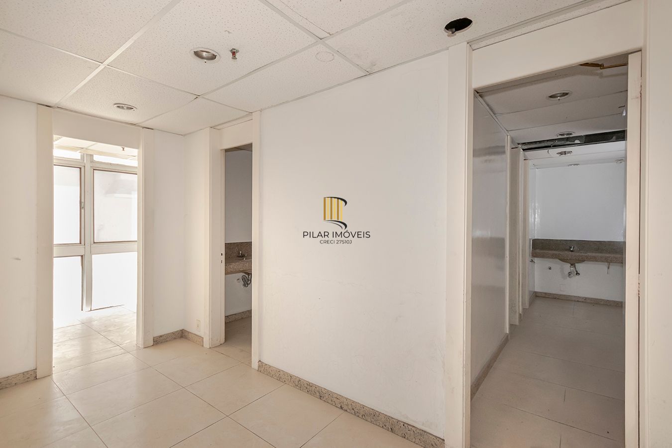Conjunto Comercial, meio andar inteiro com várias salas e salão!