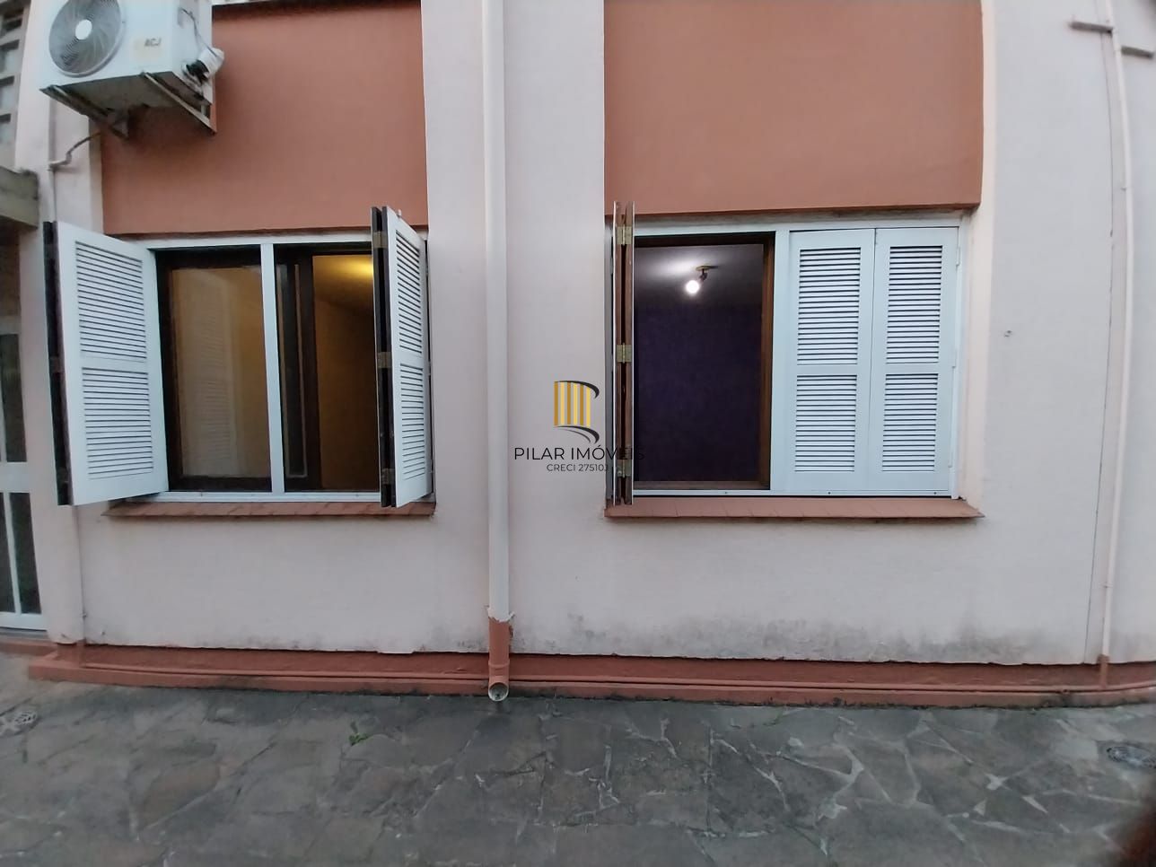 Apartamento térreo, 2 dormitórios. 2 banheiros, demais peças, Menino Deus
